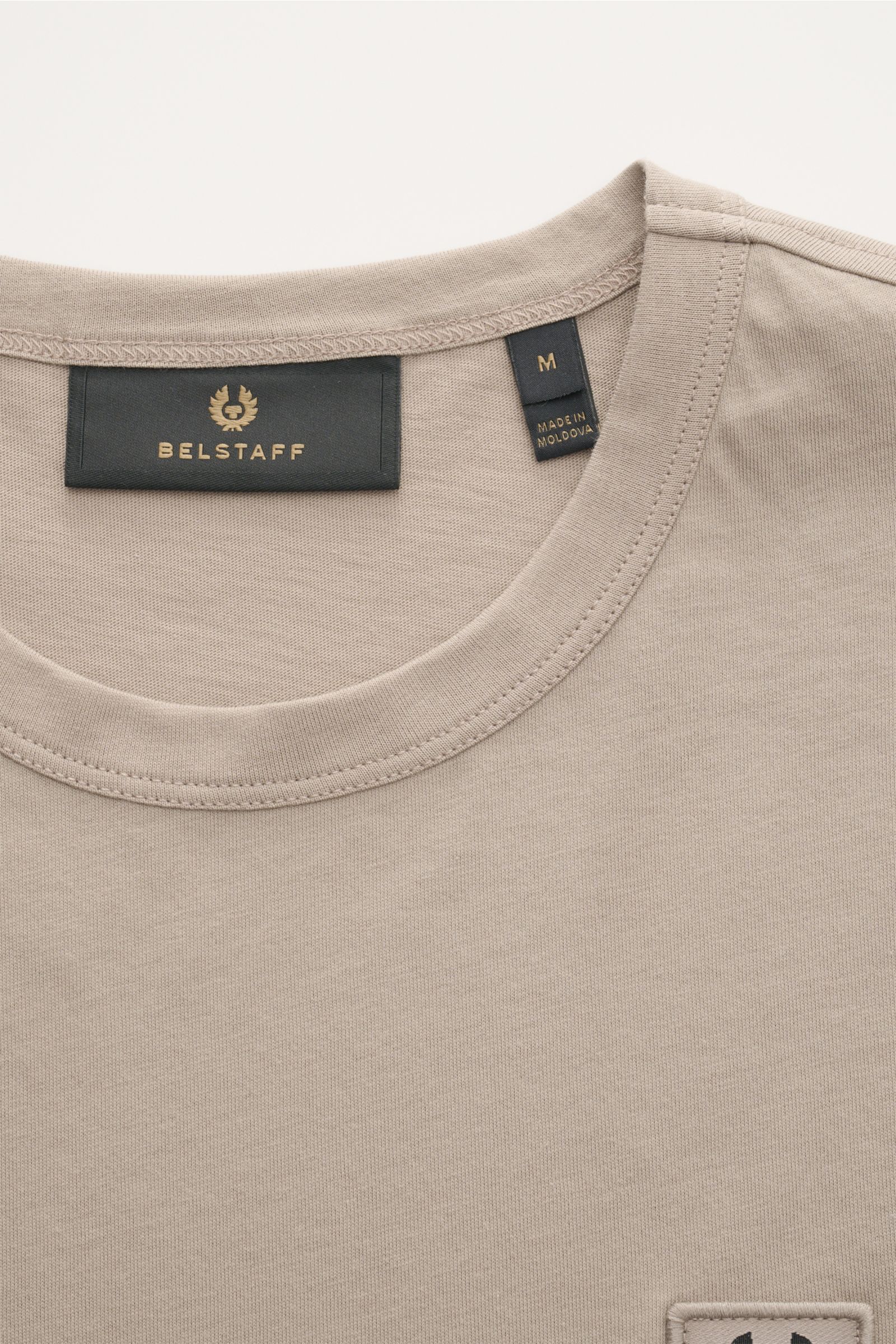 Close-up front view of Belstaff Crew neck long sleeve beige top showing crew neck, smooth cotton jersey, slim fit, and BELSTAFF woven label on chest.

Lightweight cotton jersey as a starting point for everyday comfort: This classic crew neck long sleev