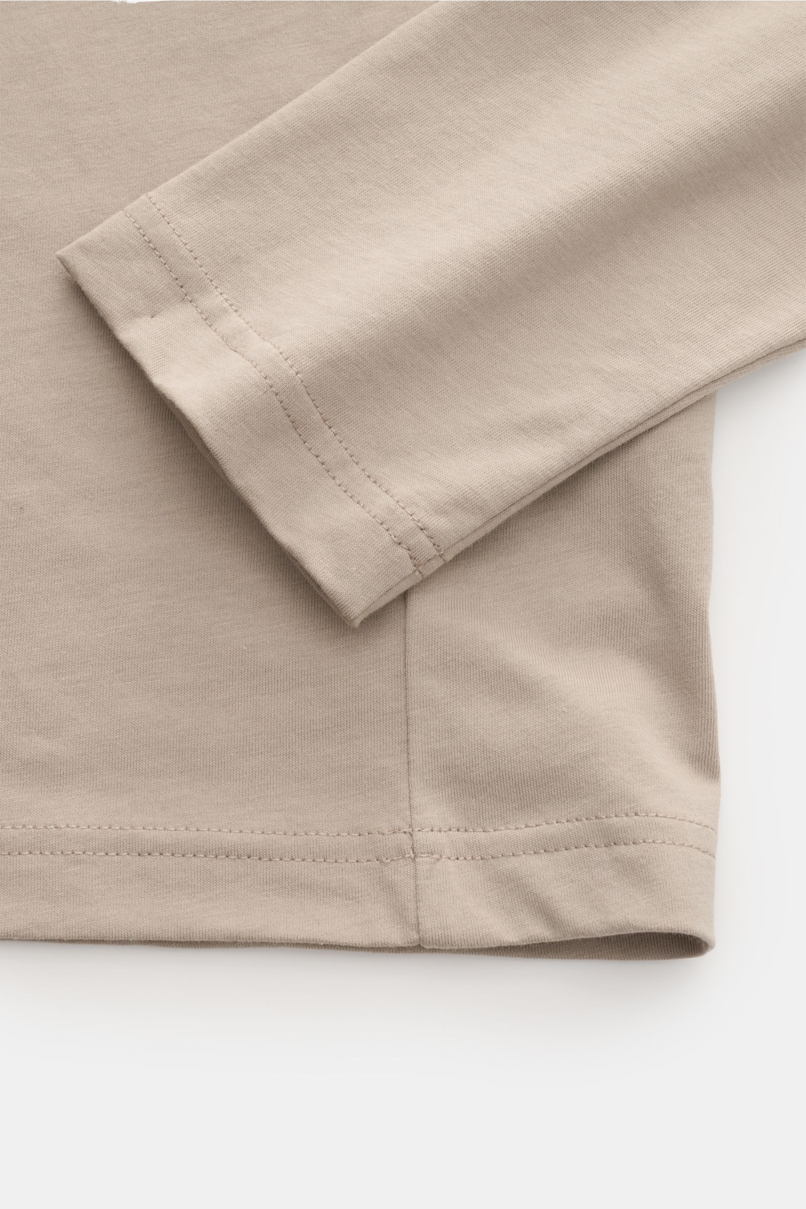 Close-up front view of Belstaff Crew neck long sleeve beige top sleeve and hem showing smooth cotton jersey fabric and stitching.

Description: Lightweight cotton jersey as a starting point for everyday comfort: This classic crew neck long sleeve top f
