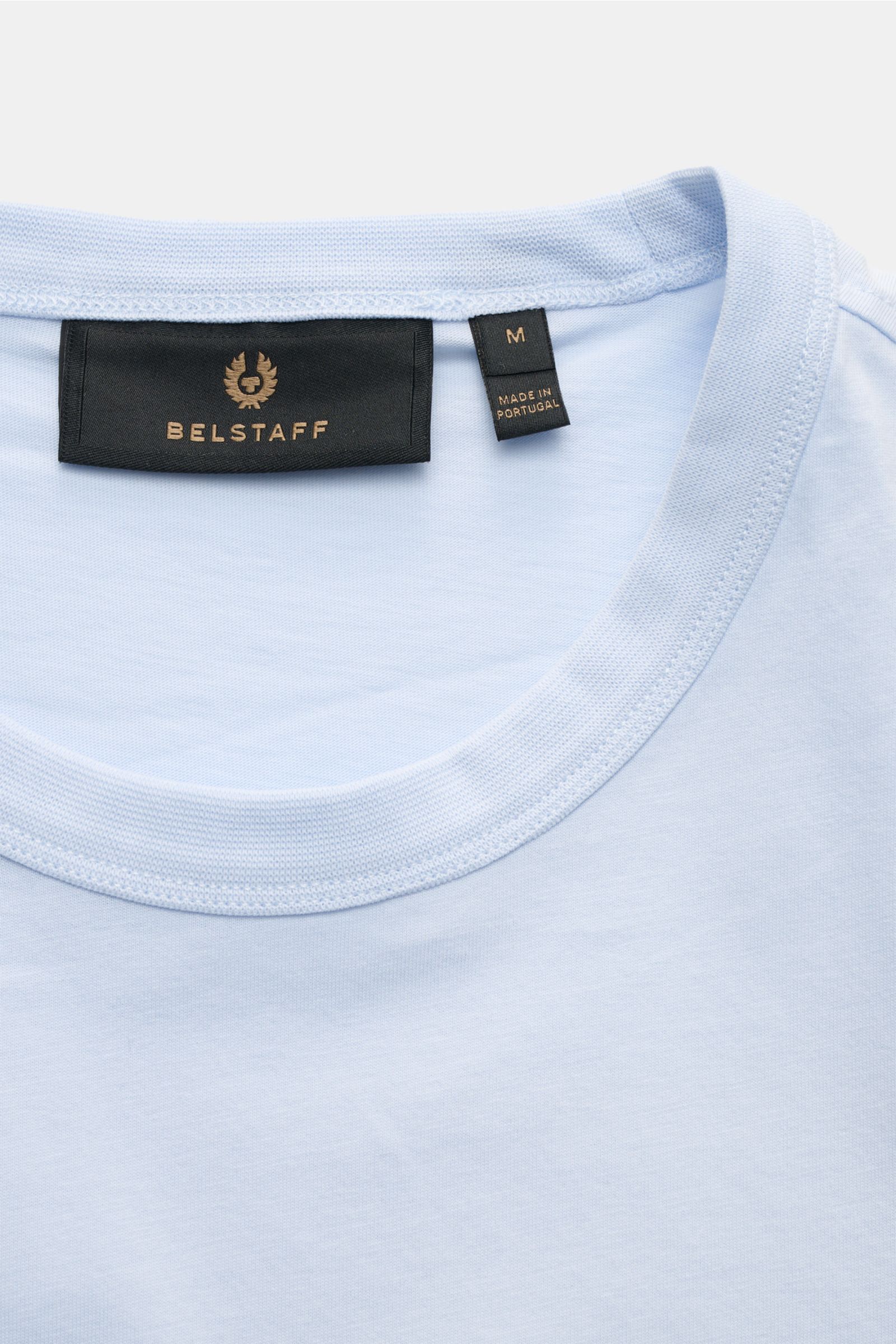 Belstaff Rundhals-T-Shirt 'Surface' hellblau, Slim Fit aus weichem Baumwoll-Jersey mit Logo-Print, Nahaufnahme vom Rundhalsausschnitt.
