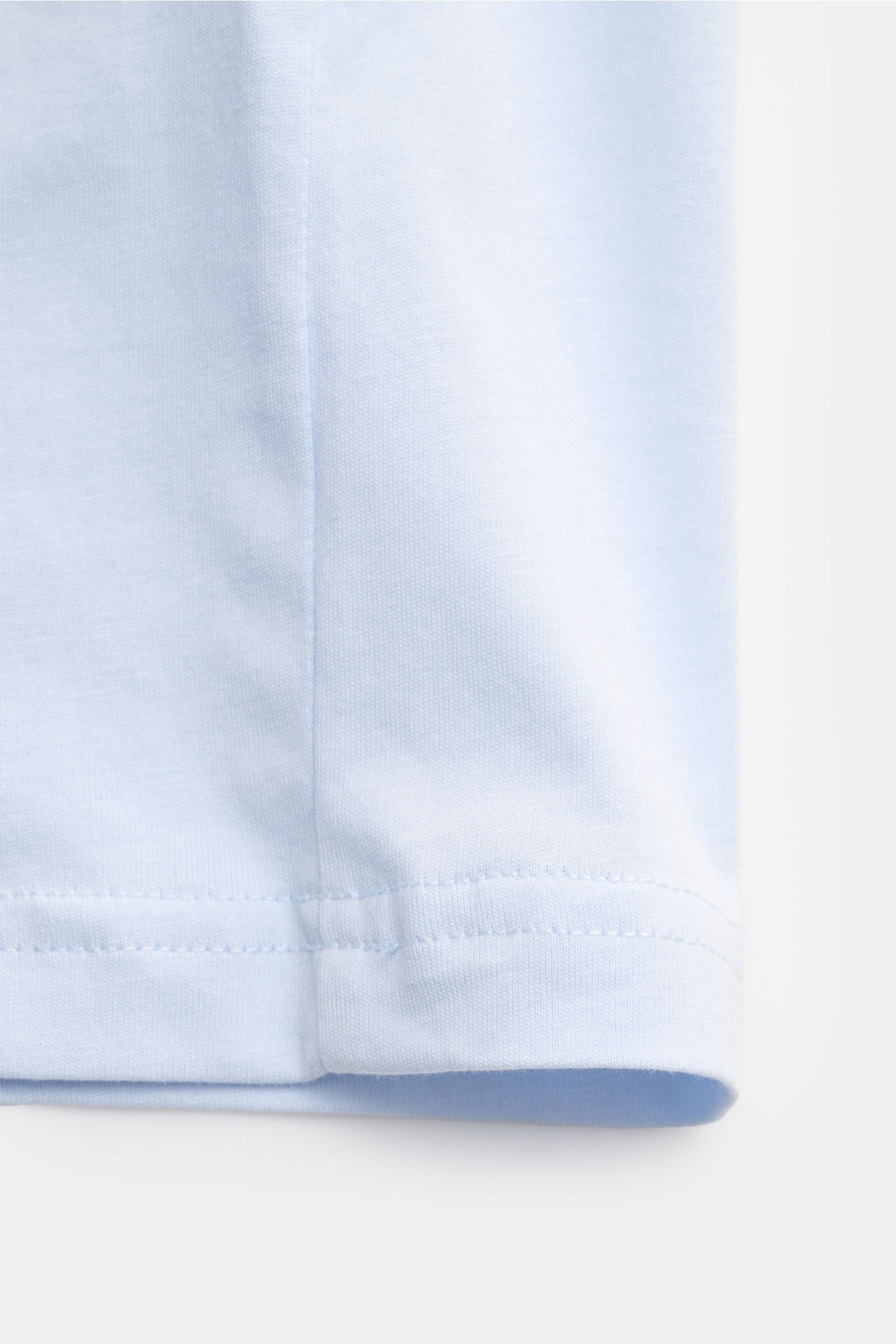 Belstaff Rundhals-T-Shirt 'Surface' hellblau, Detailaufnahme Saum und Naht, Jersey aus reiner Baumwolle, weicher Griff, Slim Fit, Rundhalsausschnitt, Front mit BELSTAFF-Logo.