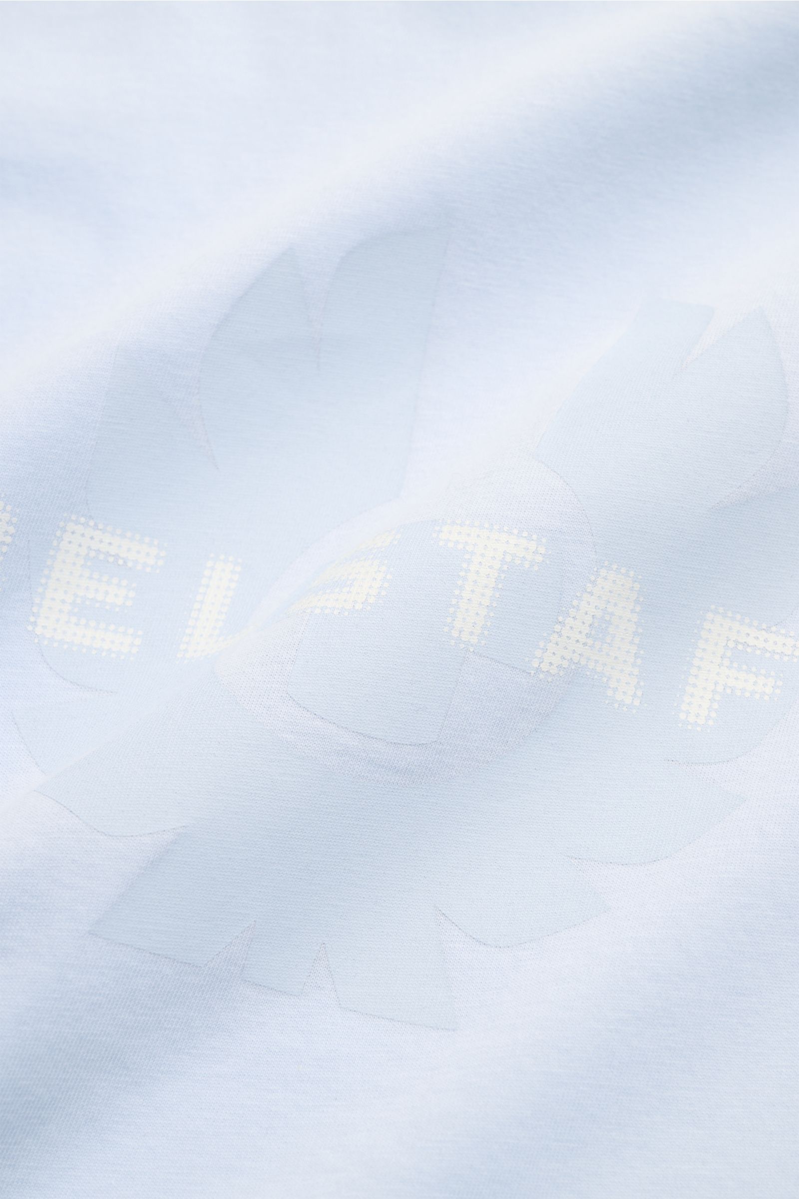 Nahaufnahme des hellblauen Belstaff Rundhals-T-Shirts 'Surface' mit markantem Logo-Print aus weichem, reinem Baumwoll-Jersey, Slim Fit.