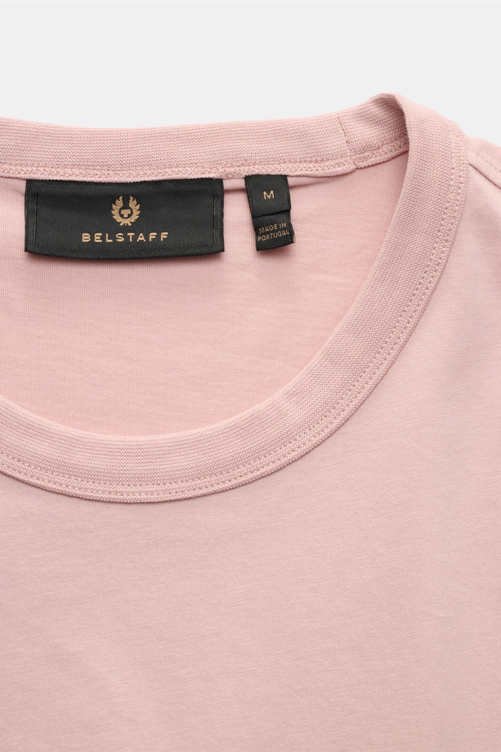 Belstaff Rundhals-T-Shirt 'Surface' altrosa in Slim Fit, weich, aus reiner Baumwolle, Nahaufnahme von Halsbund und Label, Front mit Logo.