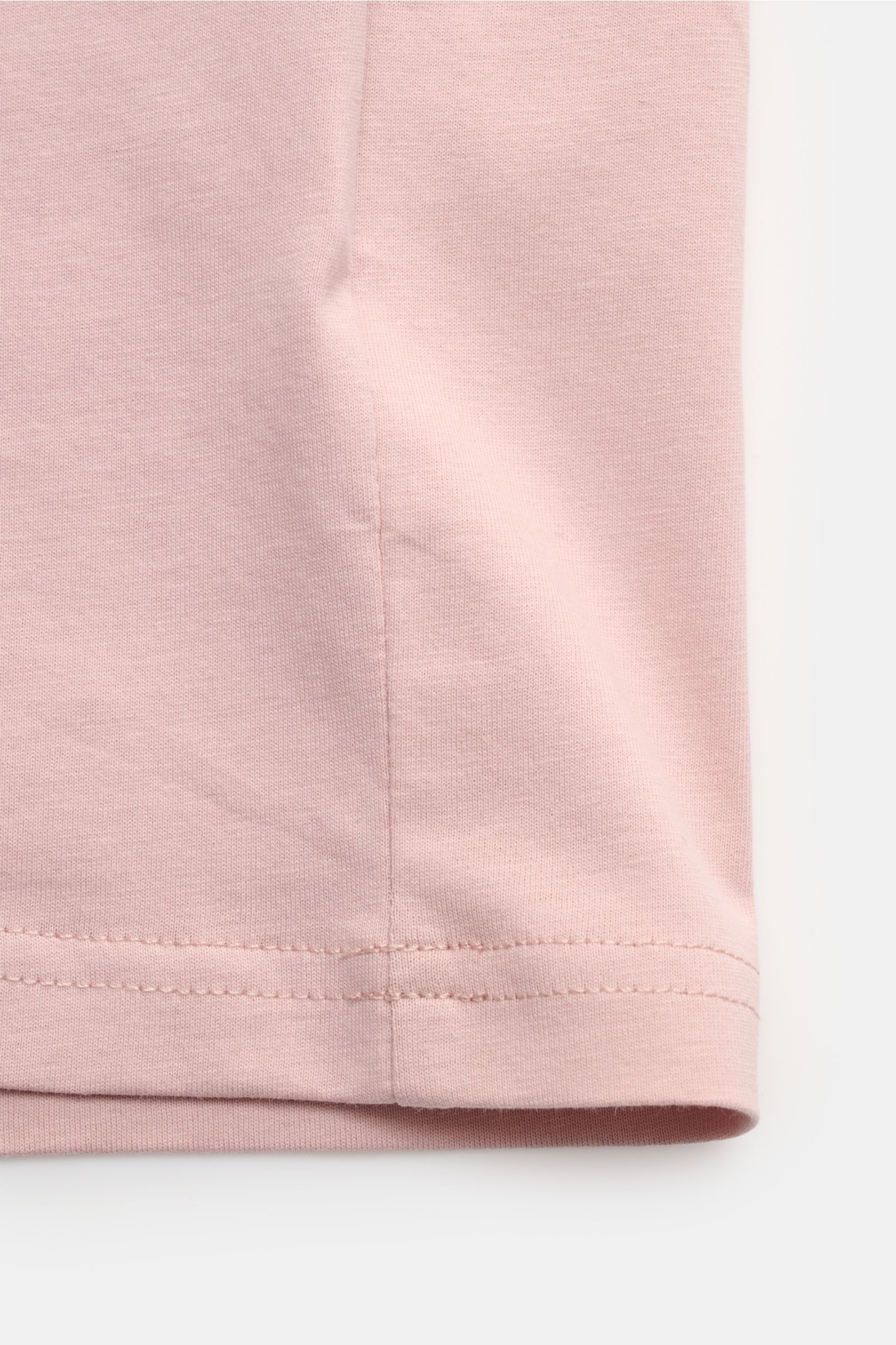 Belstaff Rundhals-T-Shirt 'Surface' altrosa aus weichem Baumwoll-Jersey, Slim Fit, mit sichtbarer Saumnaht, Detailaufnahme von unten schräg.