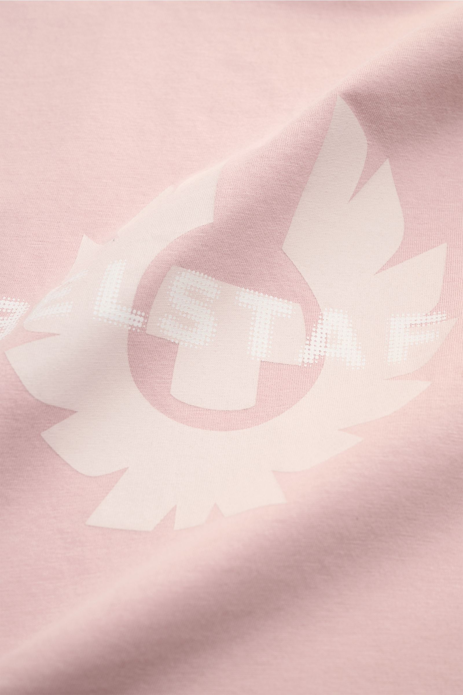 Alt-Tag (124 Zeichen): Nahaufnahme des Belstaff Rundhals-T-Shirt 'Surface' altrosa mit weichem Baumwoll-Jersey und markantem weißem Logo-Print.
