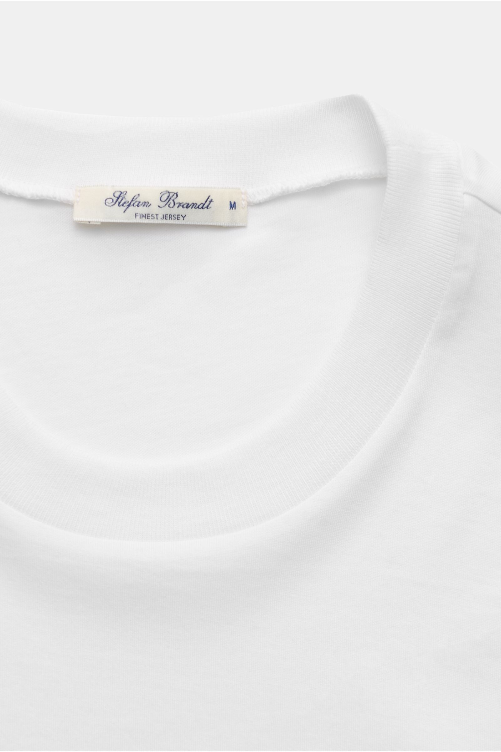 Stefan Brandt Rundhals-Longsleeve 'Eli' weiß, Nahaufnahme von Rundhalsausschnitt, Slim Fit, feine Jersey-Qualität aus biologischer Pima-Baumwolle.