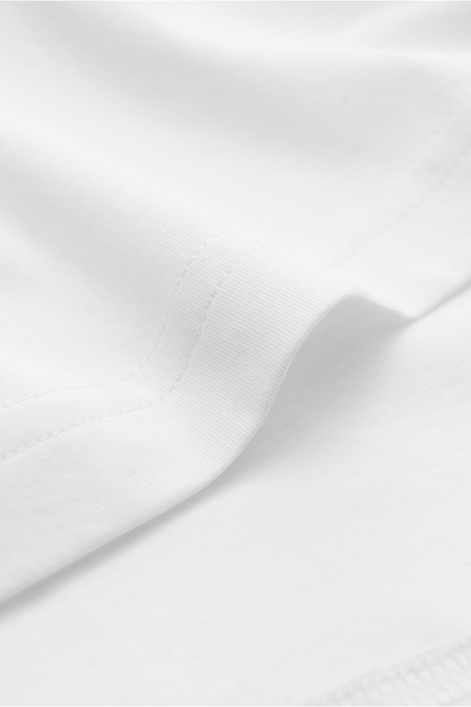 Nahaufnahme des weißen Stefan Brandt Rundhals-Longsleeve 'Eli' in Slim Fit, aus feiner, biologischer Pima-Baumwolle mit Rundhalsausschnitt.