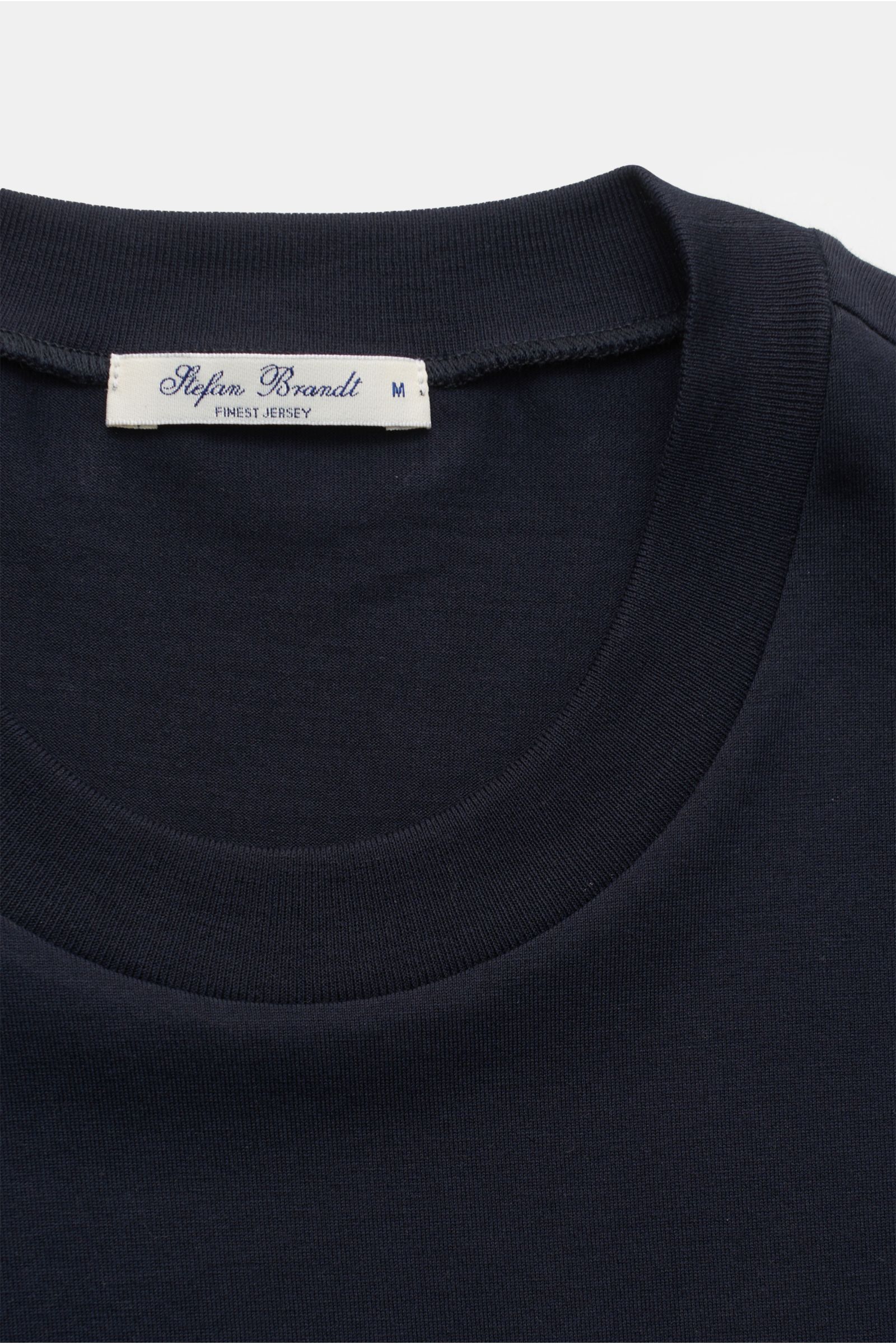 Nahaufnahme des Stefan Brandt Rundhals-Longsleeve 'Eli' dark navy von oben, aus feiner, formstabiler biologischer Pima-Baumwolle mit Rundhalsausschnitt.