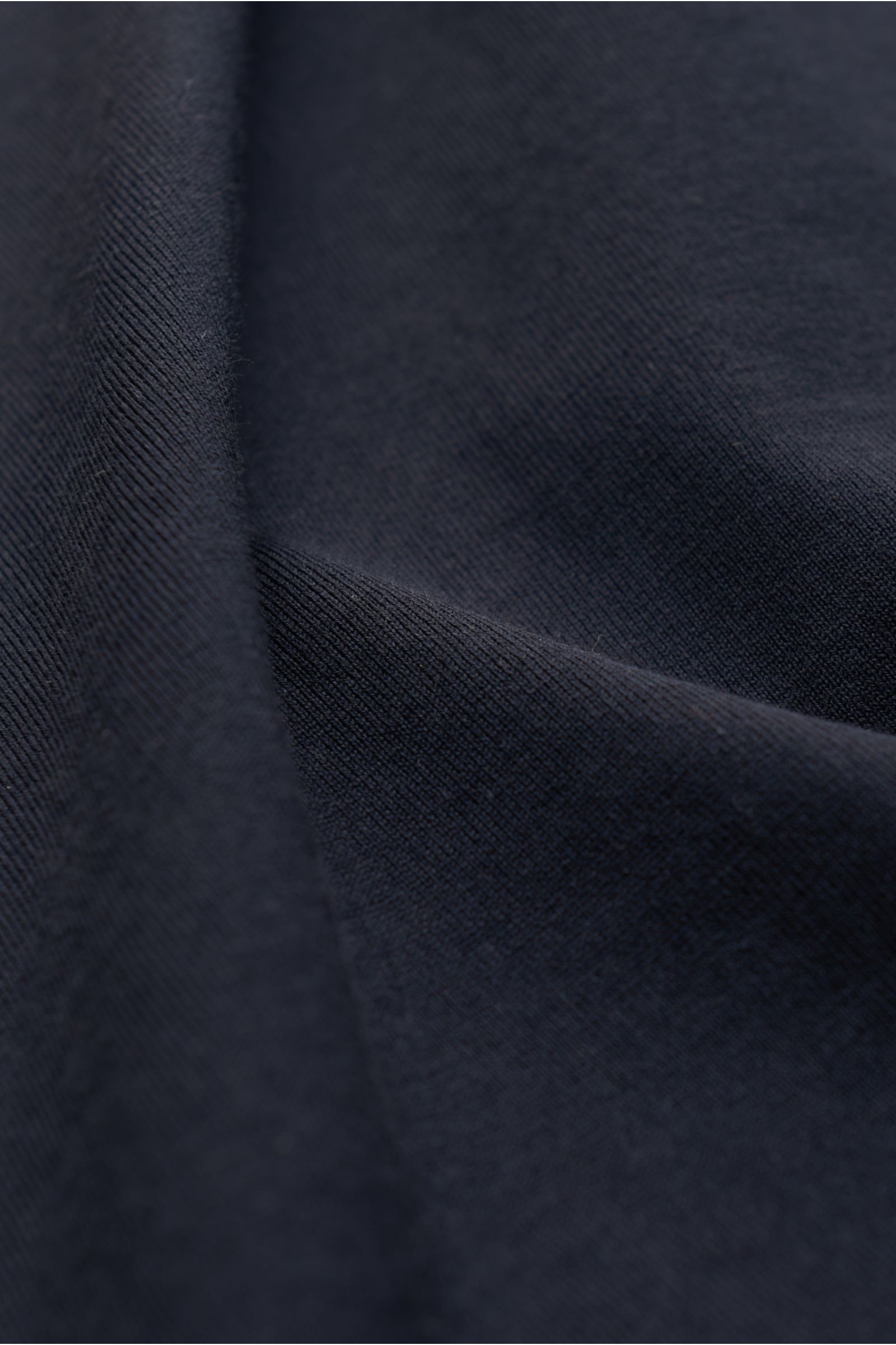 Stefan Brandt Rundhals-Longsleeve 'Eli' dark navy in Nahaufnahme, feine Jersey-Qualität aus biologischer Pima-Baumwolle, sehr weich, Slim Fit.