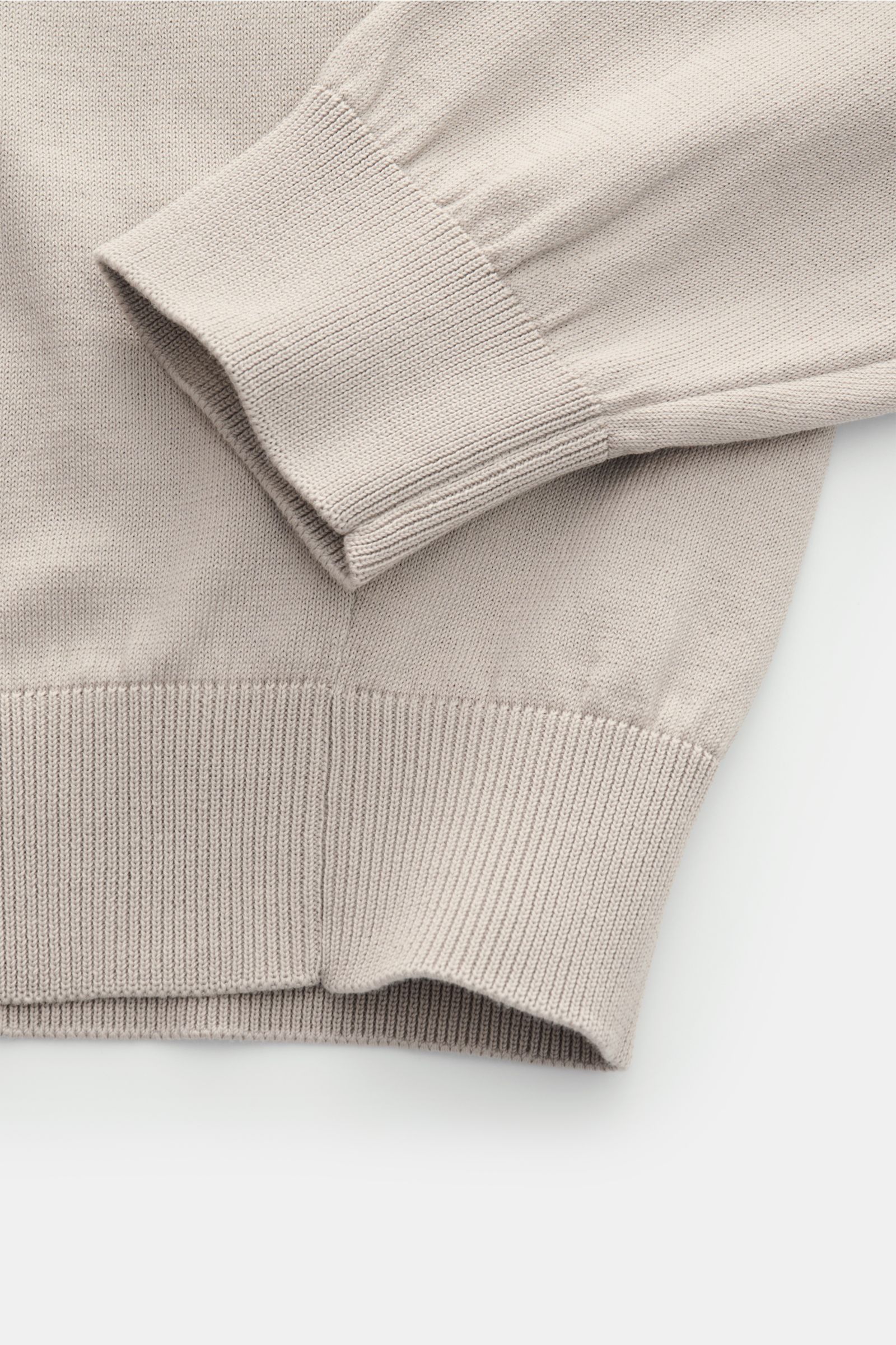 Filippo de Laurentiis Rundhalspullover hellgrau, sommerliche Knitwear aus reiner Baumwolle, Slim Fit, weicher Griff, feines Strickbild, Bündchen, Detailansicht von Ärmeln und Bund.