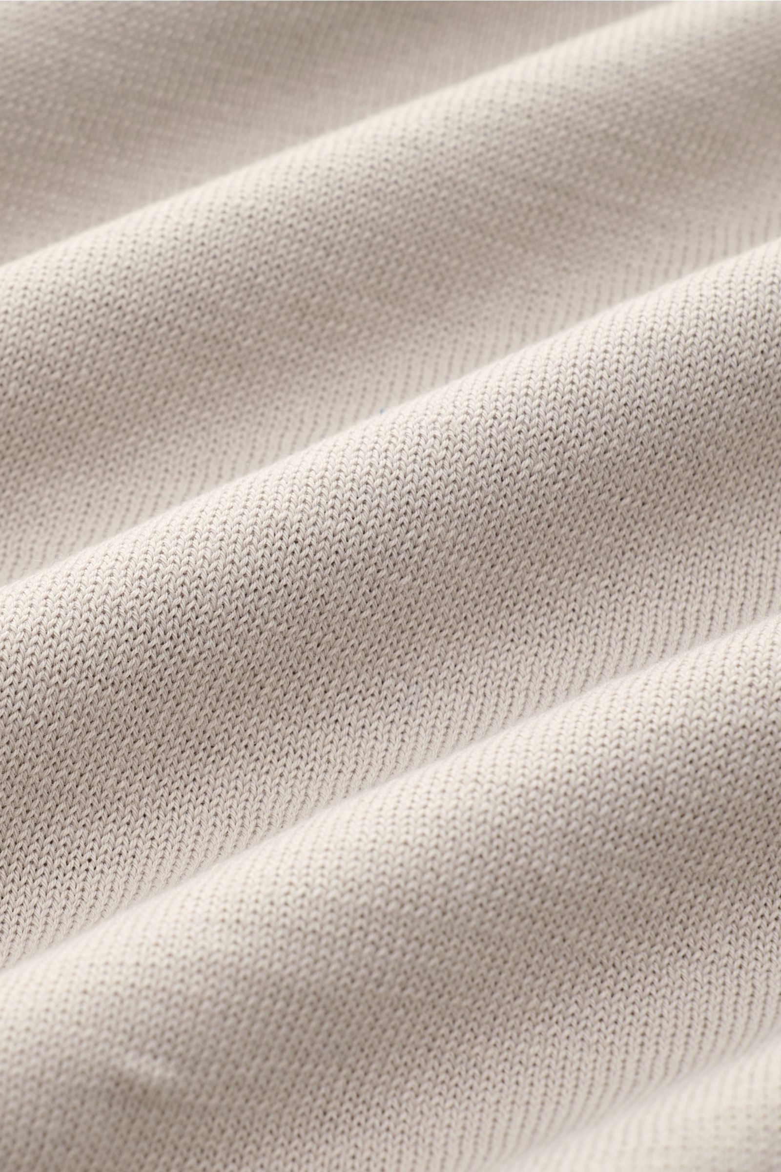 Filippo de Laurentiis Rundhalspullover hellgrau in Nahaufnahme, leichtes Baumwollstrickbild, weicher Griff, Slim Fit, Rundhalsausschnitt, komfortable Bündchen.