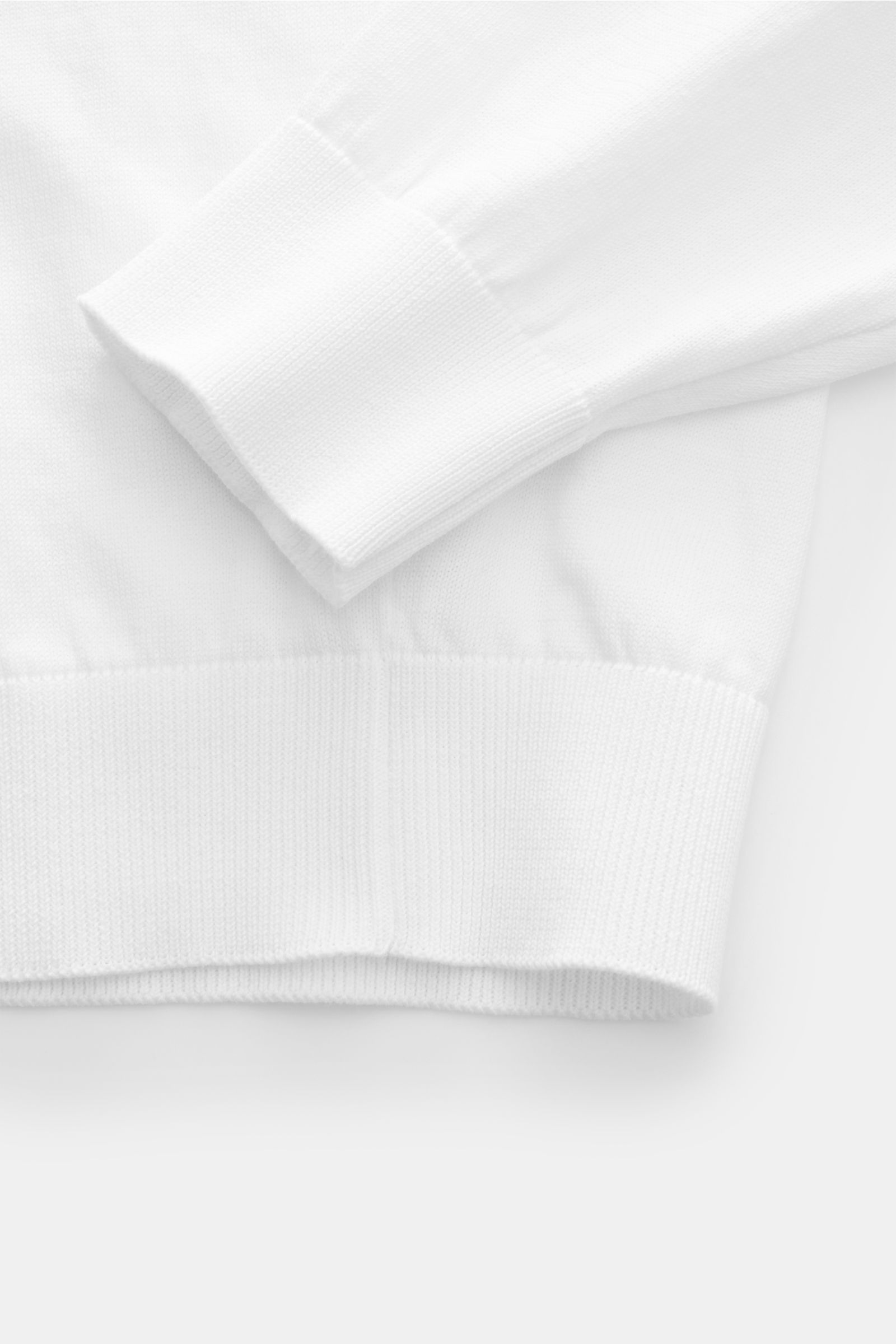 Filippo de Laurentiis Rundhalspullover weiß, sommerliche Knitwear aus reiner Baumwolle, feines Strickbild, Slim Fit, weicher Griff, Detailaufnahme von Ärmel und Bündchen.
