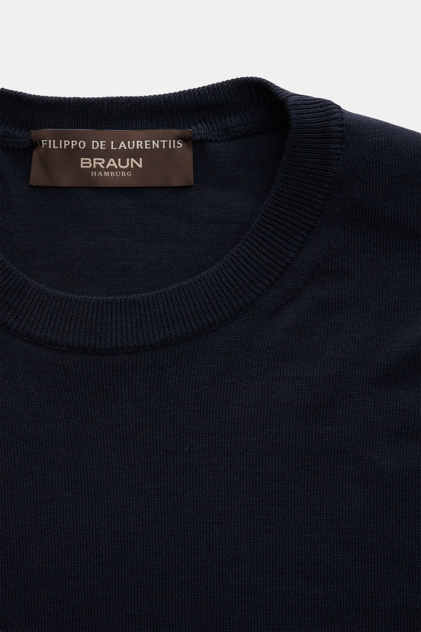 Nahaufnahme des Filippo de Laurentiis Rundhalspullover navy aus feinem, weichem Baumwollstrick mit Rundhalsausschnitt und komfortablen Bündchen.
