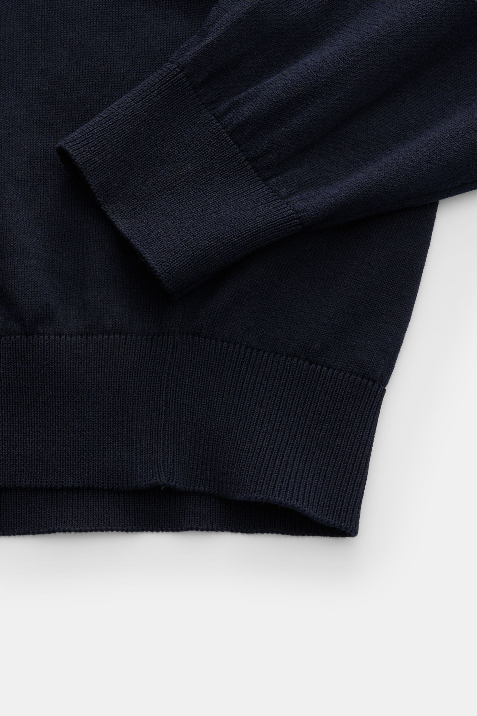 Nahaufnahme aus seitlicher Perspektive des Filippo de Laurentiis Rundhalspullover navy mit feinem Strick, Slim Fit, Rundhalsausschnitt und komfortablen Bündchen.
