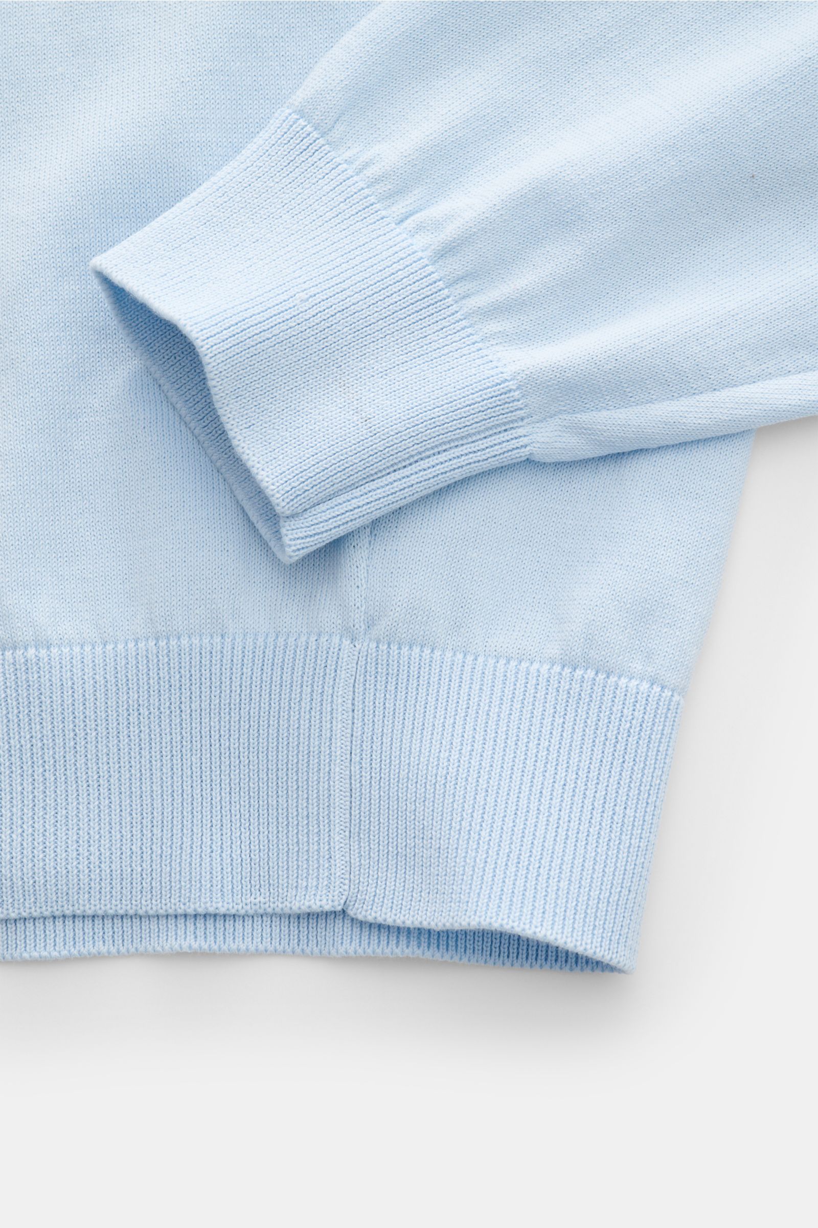 Close-up view of the cuff and hem of the pastel blue Filippo de Laurentiis Rundhalspullover pastellblau, showcasing fine knit texture and ribbed details.

Sommerliche Knitwear: Mit diesem leichten Pullover aus reiner Baumwolle präsentiert FILIPPO DE LA