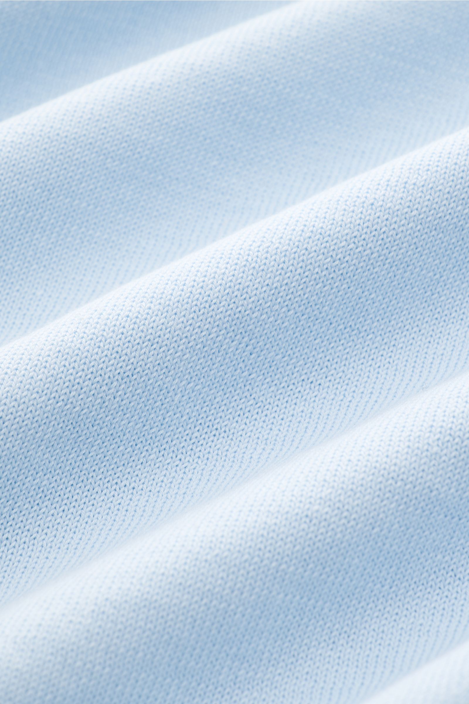 Close-up fabric texture of the Filippo de Laurentiis Rundhalspullover pastellblau showing fine knit pattern from a side angle.

Sommerliche Knitwear: Mit diesem leichten Pullover aus reiner Baumwolle präsentiert FILIPPO DE LAURENTIIS eine angenehm leic