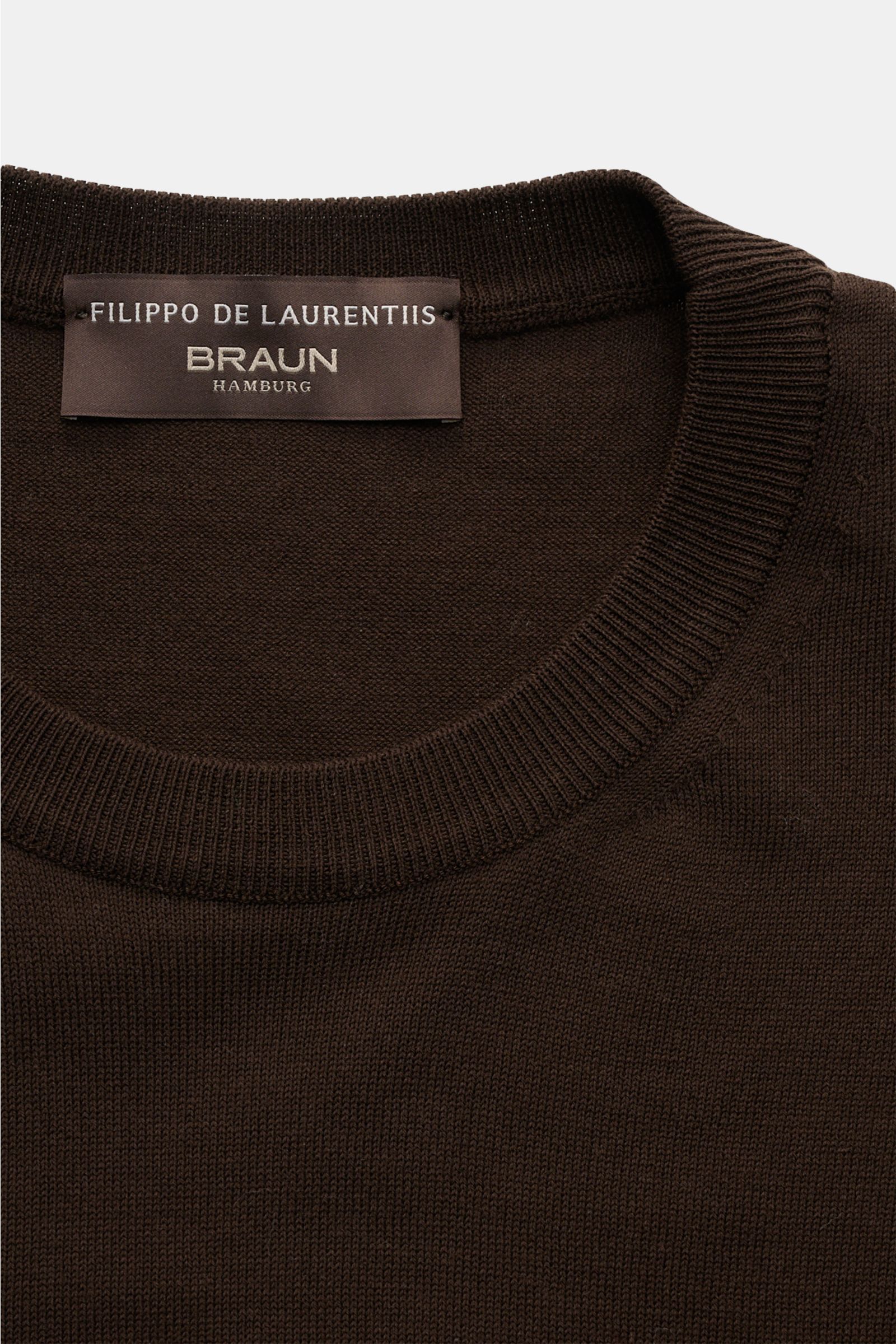 Close-up front view of Filippo de Laurentiis Crew neck jumper dark brown showing fine knit cotton fabric and ribbed crew neck collar.

Summery knitwear: With this lightweight jumper in pure cotton, FILIPPO DE LAURENTIIS presents a comfortably lightweig