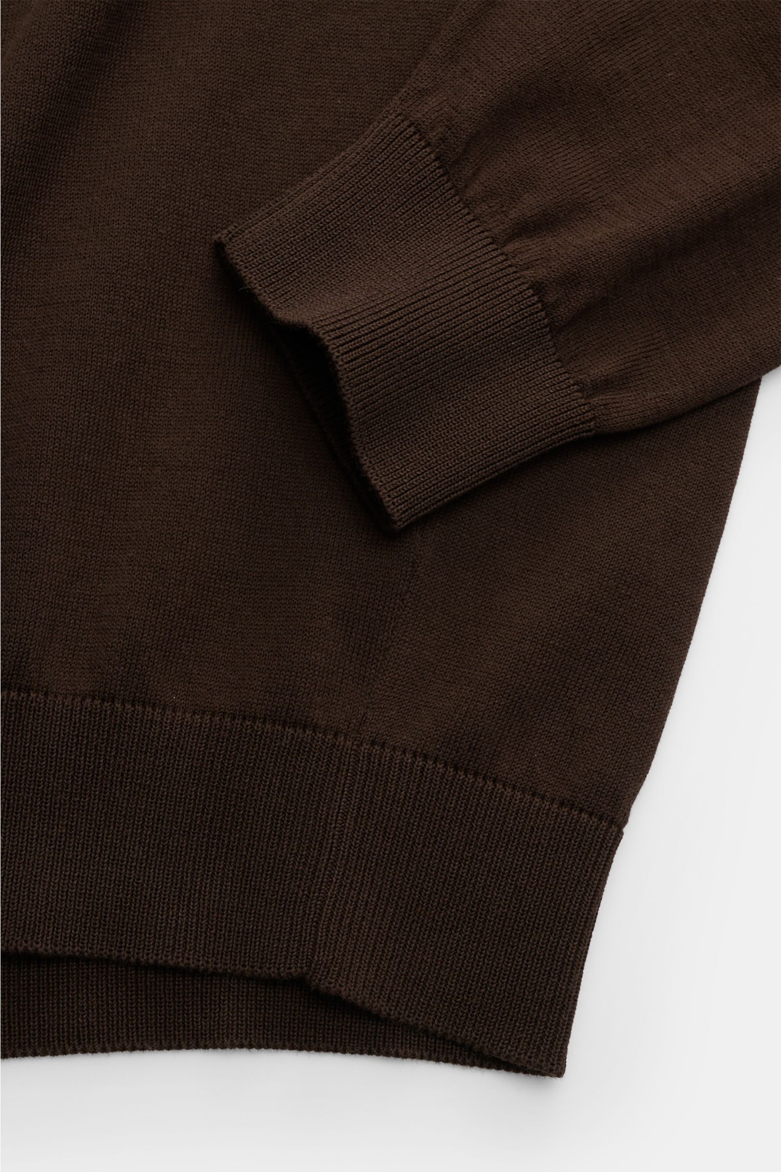 Close-up view of the sleeve and hem of the Filippo de Laurentiis Crew neck jumper dark brown, showing fine knit and ribbed bands.

Summery knitwear: With this lightweight jumper in pure cotton, FILIPPO DE LAURENTIIS presents a comfortably lightweight v