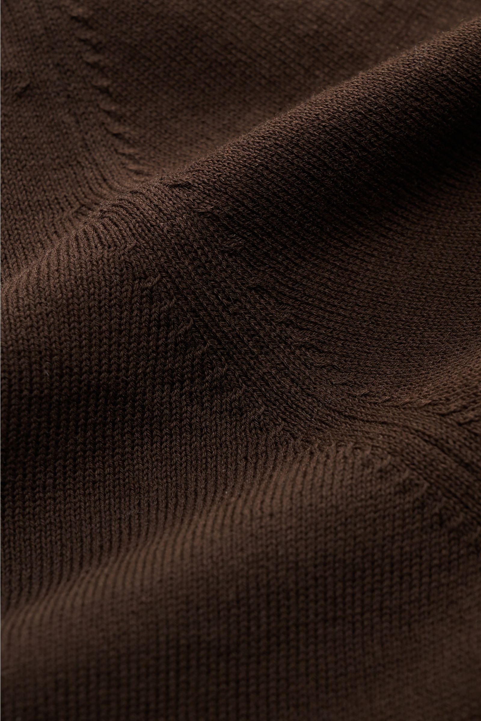 Close-up front view of the Filippo de Laurentiis Crew neck jumper dark brown showing fine knit texture and soft cotton fabric.

Summery knitwear: With this lightweight jumper in pure cotton, FILIPPO DE LAURENTIIS presents a comfortably lightweight vers