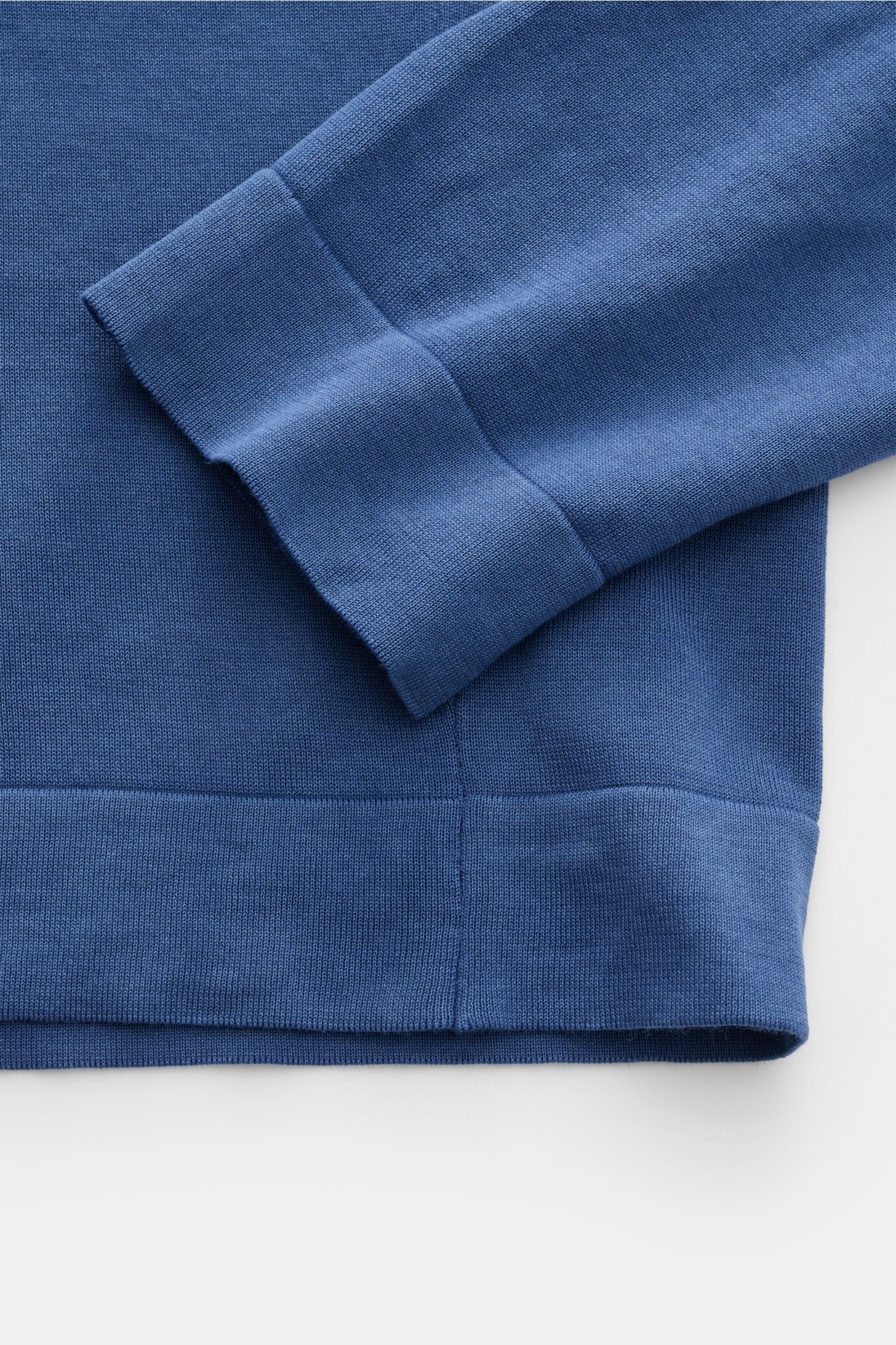 Drumohr Feinstrickpullover dunkelblau in Slim Fit, Detailaufnahme von Ärmel und Saum, feiner Baumwollstrick, weicher Griff, flache Bündchen.