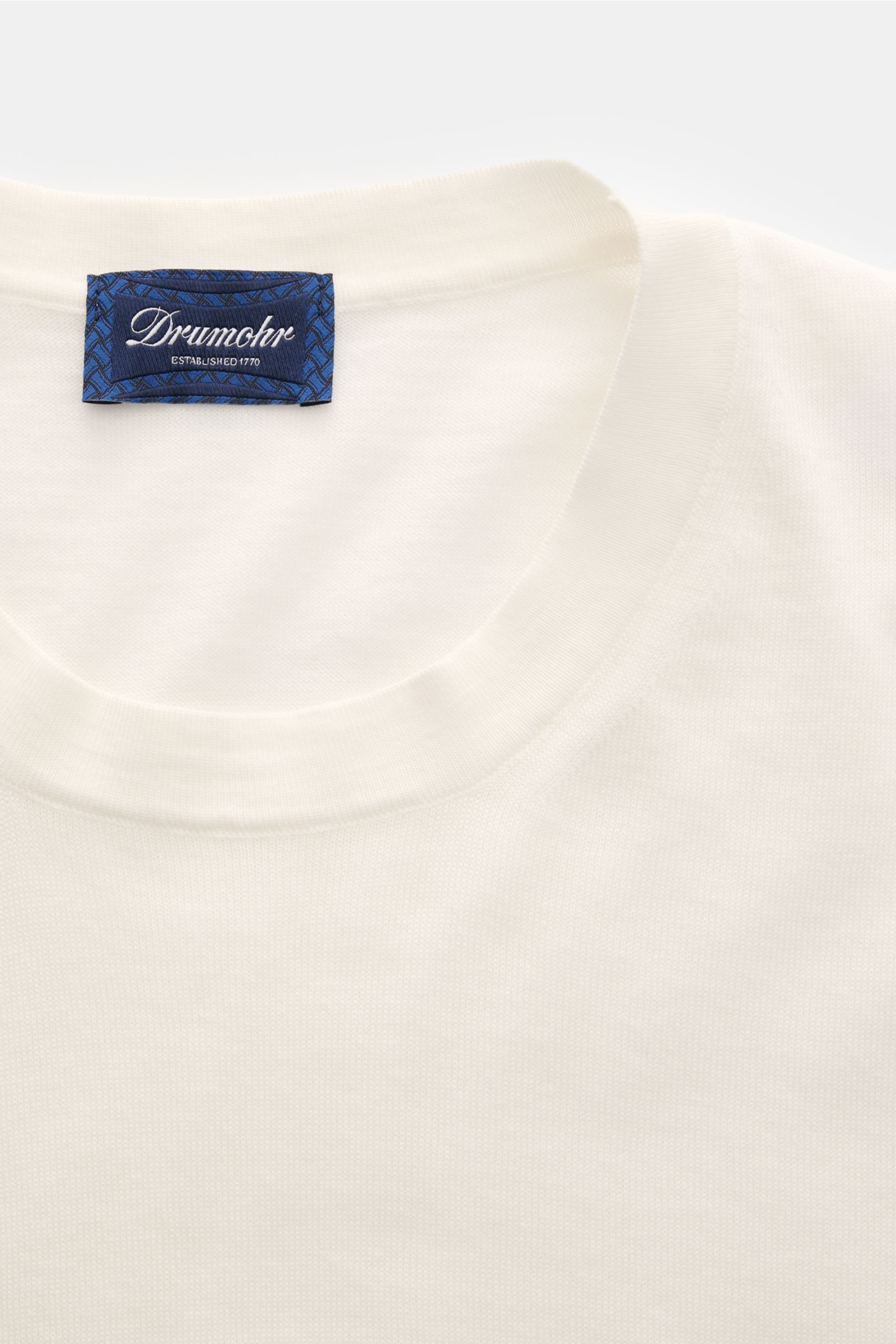 Drumohr Feinstrickpullover weiß, Slim Fit, aus ultra feiner Baumwolle, weicher Griff, Rundhalsausschnitt, flache Bündchen, Nahaufnahme von oben.