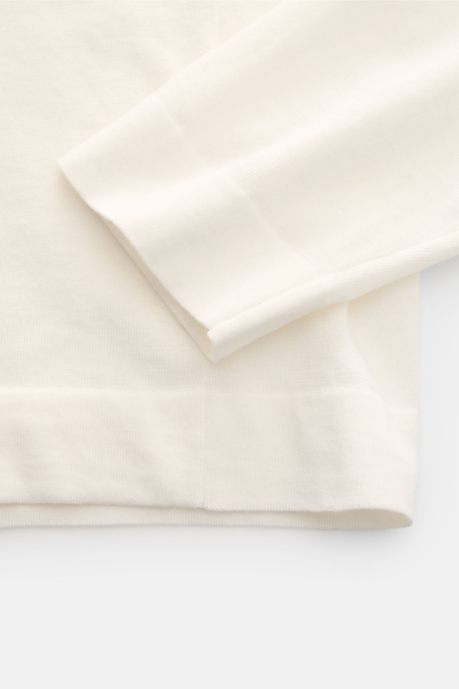 Drumohr Feinstrickpullover weiß, Detailaufnahme von Ärmel und Saum, Slim Fit, Rundhalsausschnitt, feiner Baumwollstrick, weicher Griff, leichte Qualität.