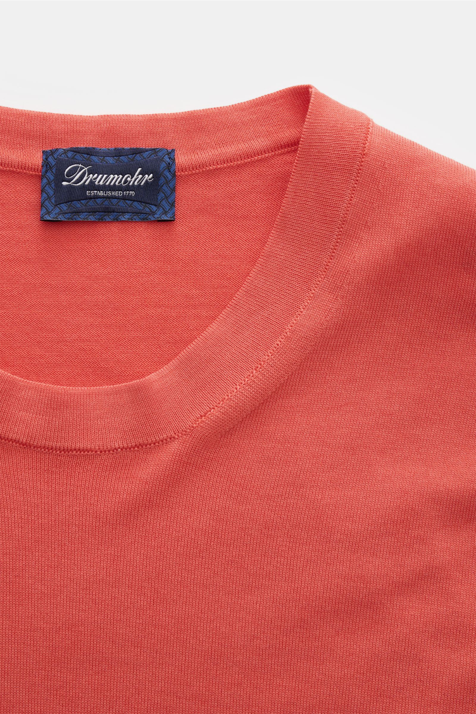 Drumohr Feinstrickpullover hellrot aus feiner Baumwolle, Slim Fit, Rundhalsausschnitt, flache Bündchen, weicher Griff, sehr leichte Qualität, Nahaufnahme von oben.