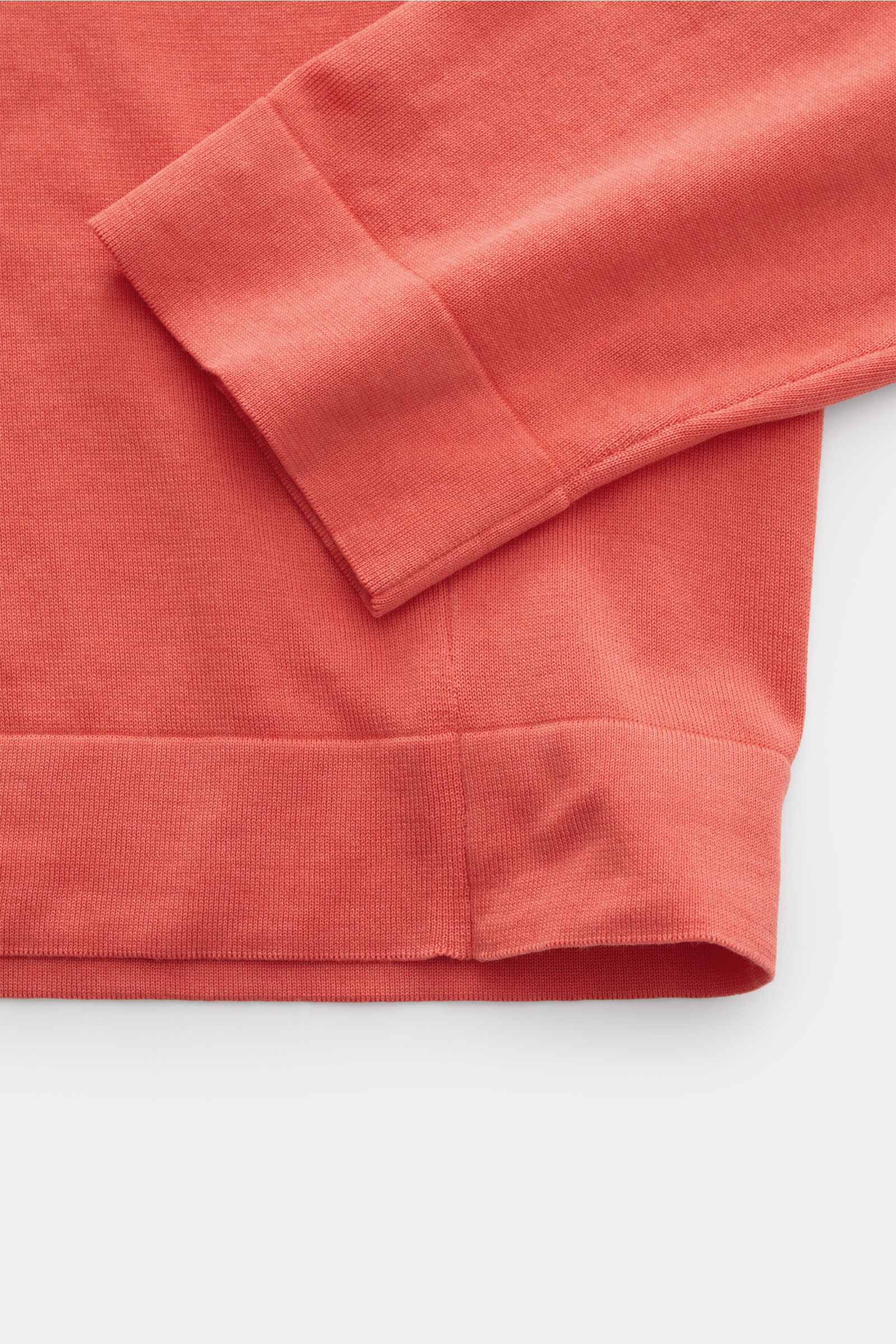 Drumohr Feinstrickpullover hellrot, Detailfoto von Ärmel und Saum, Slim Fit, Rundhalsausschnitt, feiner Baumwollstrick, weicher Griff, leichte Qualität.