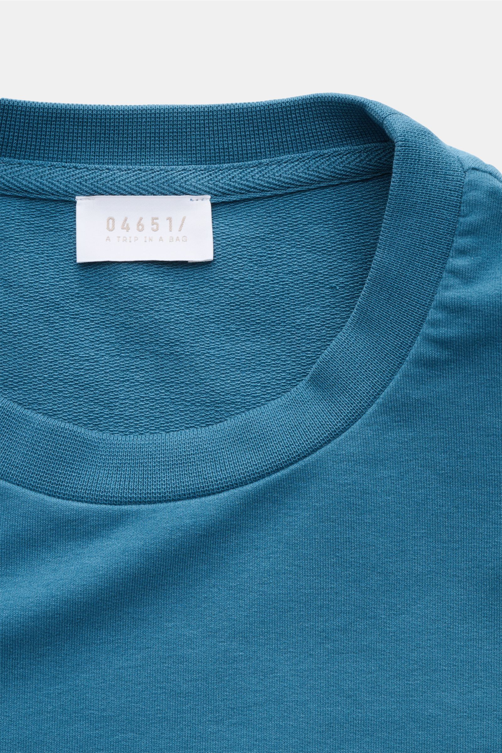 04651/ A trip in a bag Rundhals-Longsleeve 'If Tee' petrol in Nahaufnahme von oben, Jersey aus elastischer Baumwolle, weicher Griff, Oversized Fit.