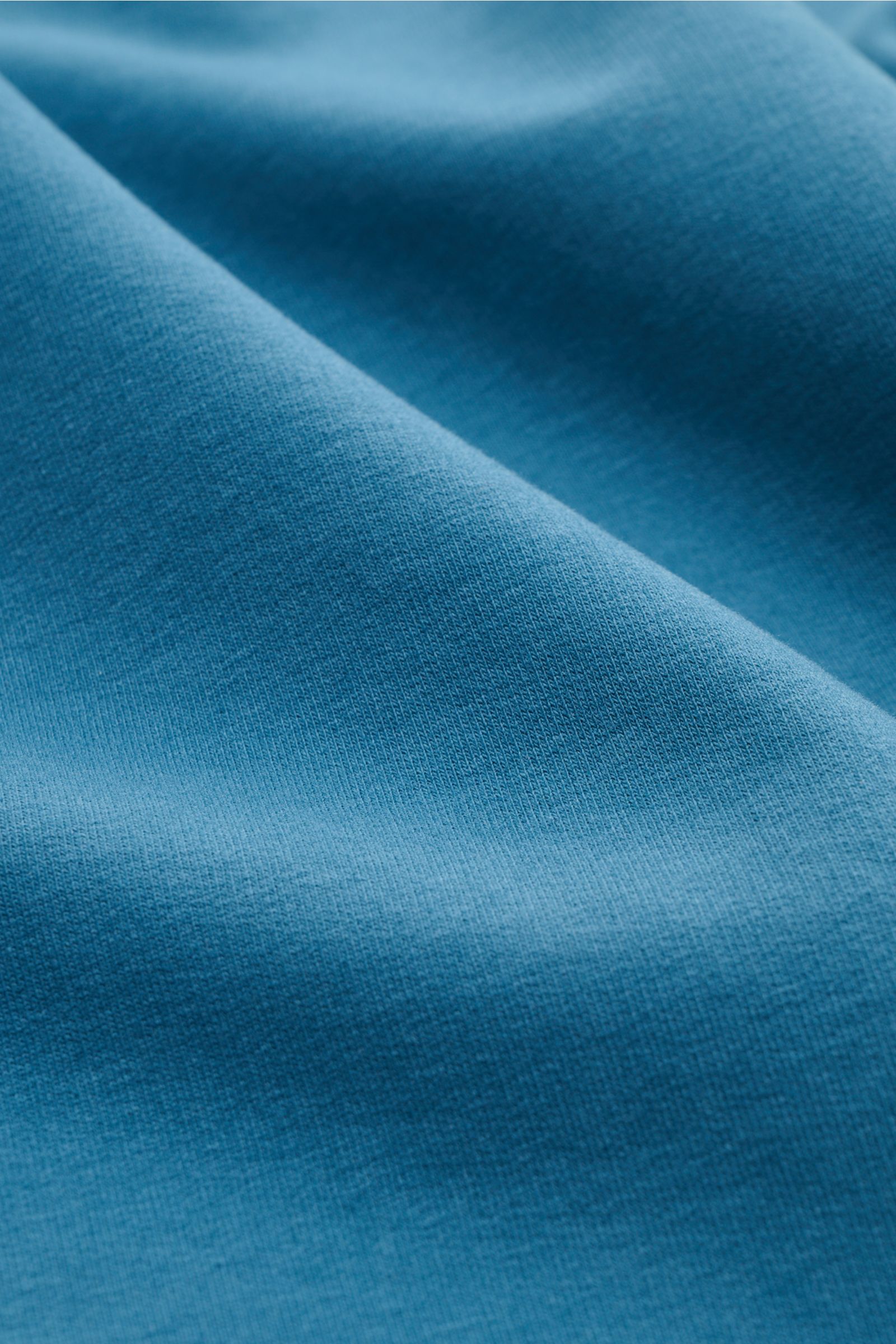 Nahaufnahme des petrolfarbenen Jersey-Stoffs vom 04651/ A trip in a bag Rundhals-Longsleeve 'If Tee' mit weichem Griff und schwerer Qualität.