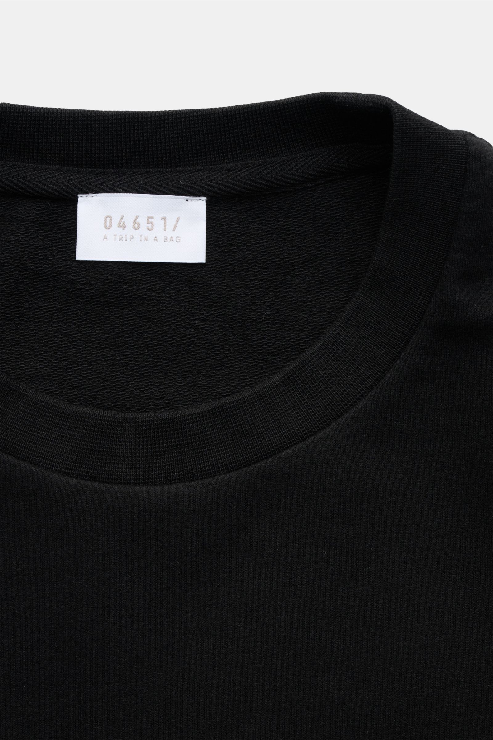 04651/ A trip in a bag Rundhals-Longsleeve 'If Tee' schwarz, Nahaufnahme von oben, weicher Jersey aus Baumwolle, schwer und oversized.