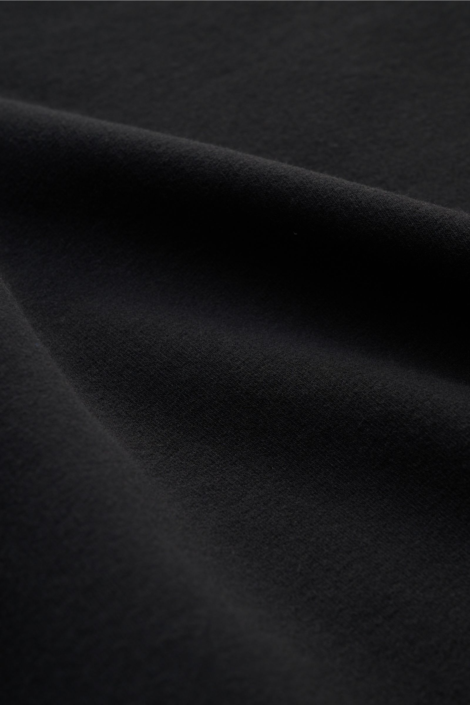 Nahaufnahme des schwarzen Jersey-Stoffs vom 04651/ A trip in a bag Rundhals-Longsleeve 'If Tee' mit weichem Griff und schwerer Qualität.