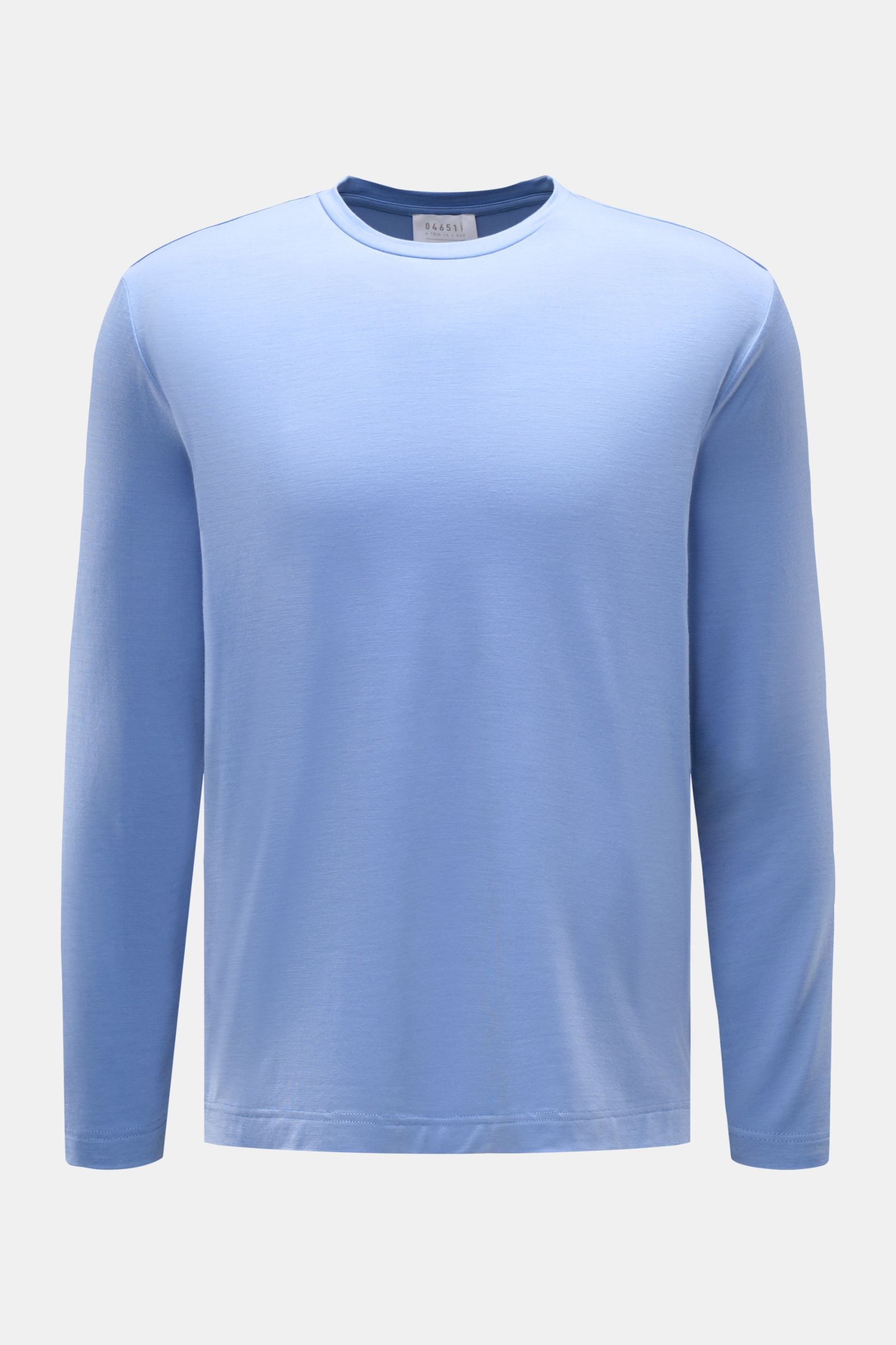 Front view of the 04651/ A trip in a bag Merino Longsleeve rauchblau, a versatile basic with elastic merino wool, soft feel, regular fit, round neckline, and short hem slits. 

Description: Vielseitiges Basic: Das Merino Longsleeve aus der 'Look of the