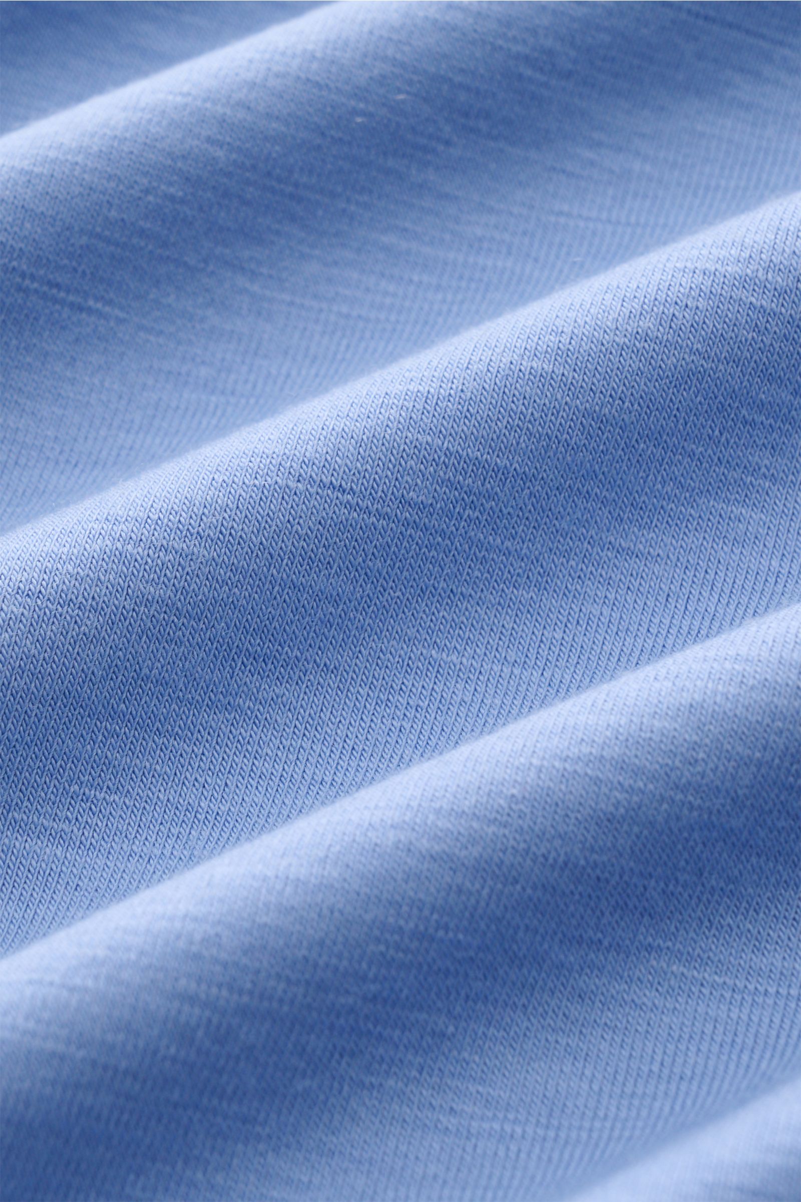 Close-up image of soft, elastic fabric texture of the 04651/ A trip in a bag Merino Longsleeve rauchblau, photographed from a top-down perspective. Vielseitiges Basic: Das Merino Longsleeve aus der 'Look of the Games' Capsule von 04651/ A TRIP IN A BAG, i