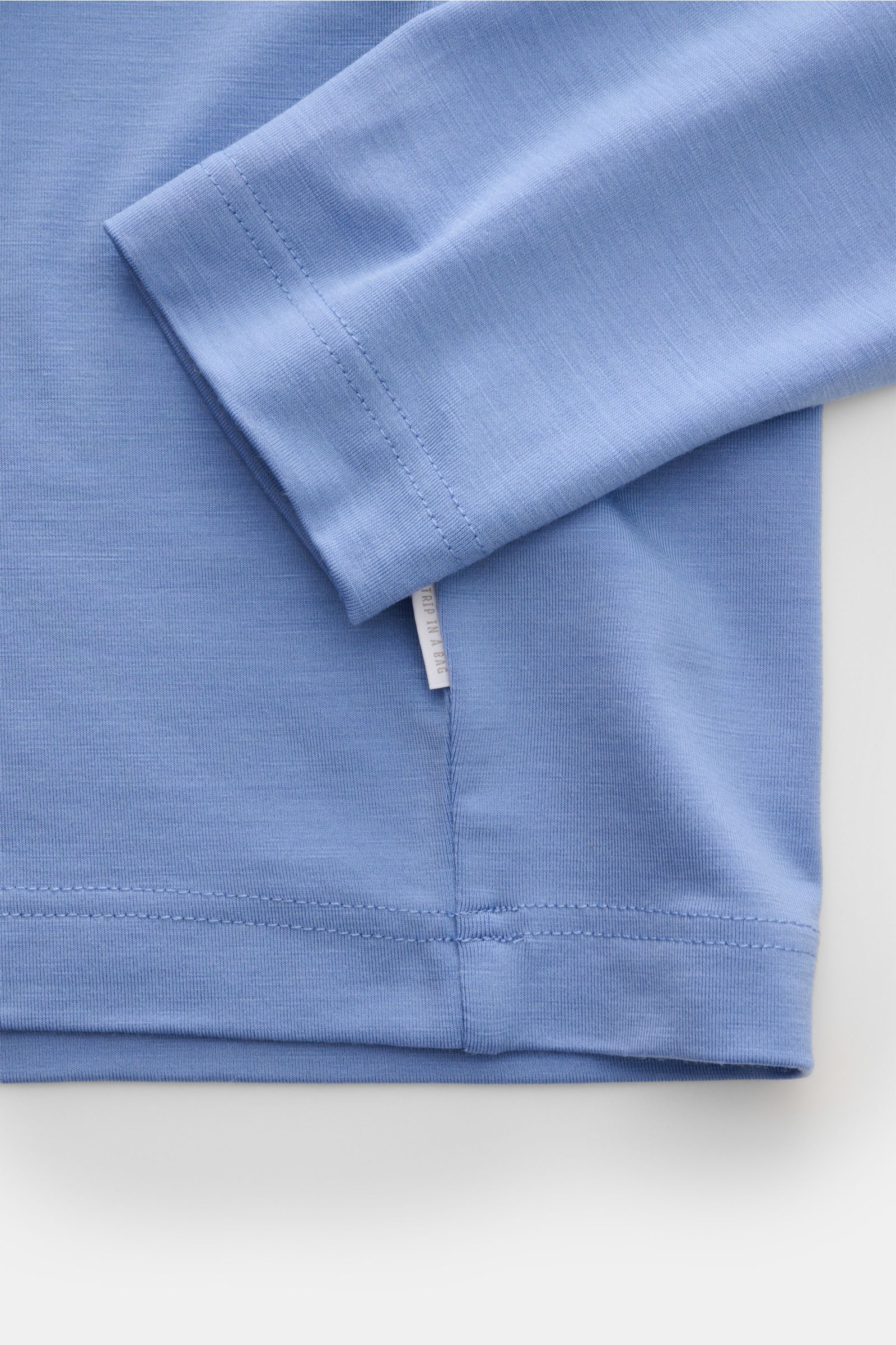 04651/ A trip in a bag Merino Rollkragenpullover blau, Detailaufnahme Ärmelsaum und feines Strickbild, reine Merinowolle, Slim Fit, weicher Griff.