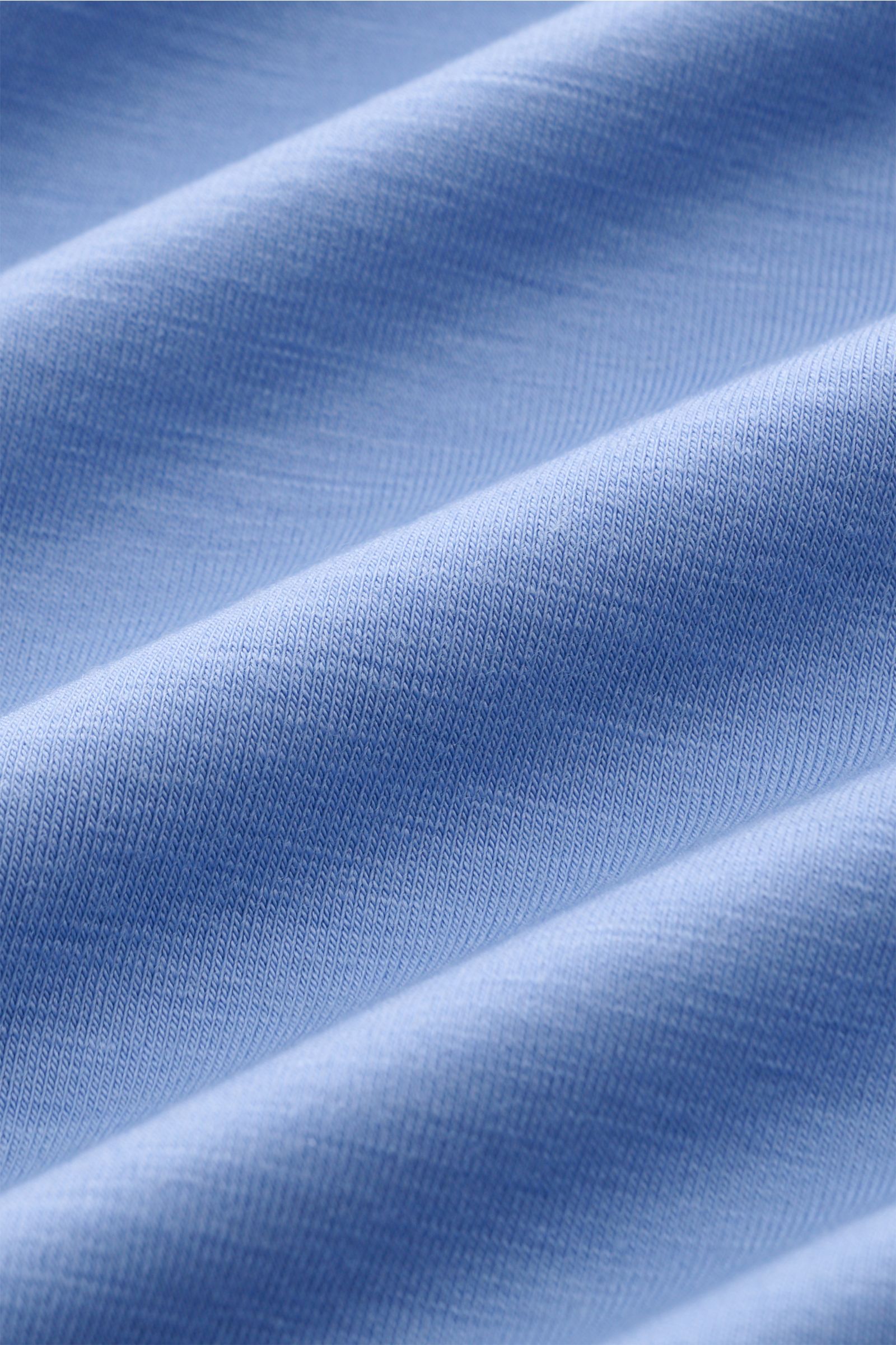 Nahaufnahme des feinen Strickbilds eines blauen 04651/ A trip in a bag Merino Rollkragenpullovers aus reiner Merinowolle mit weichem Griff, elastischer Qualität und Slim Fit, fotografiert aus schräger Perspektive.