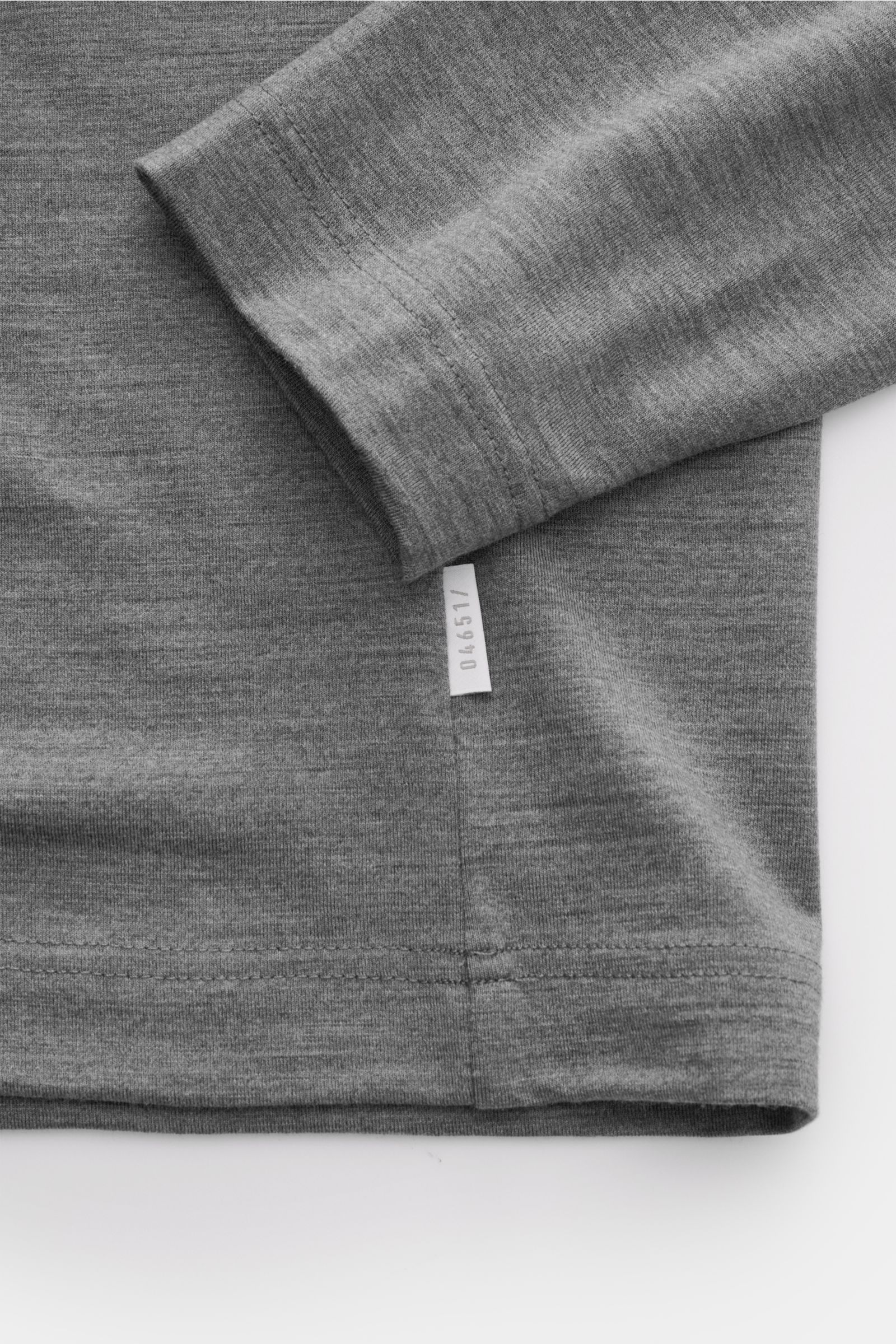 Graues Detailfoto des 04651/ A trip in a bag Merino Rollkragenpullovers grau meliert, feiner Jersey aus reiner Merinowolle, Slim Fit, weicher Griff.