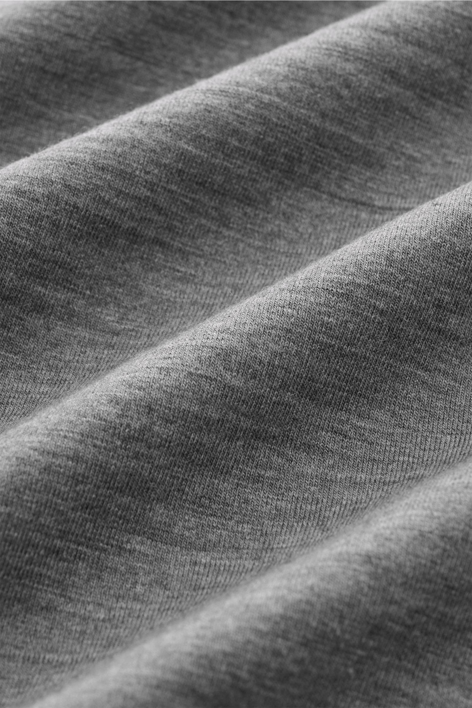 04651/ A trip in a bag Merino Rollkragenpullover grau meliert, Detailaufnahme des feinen Strickbilds aus reiner Merinowolle, weicher Griff, Slim Fit