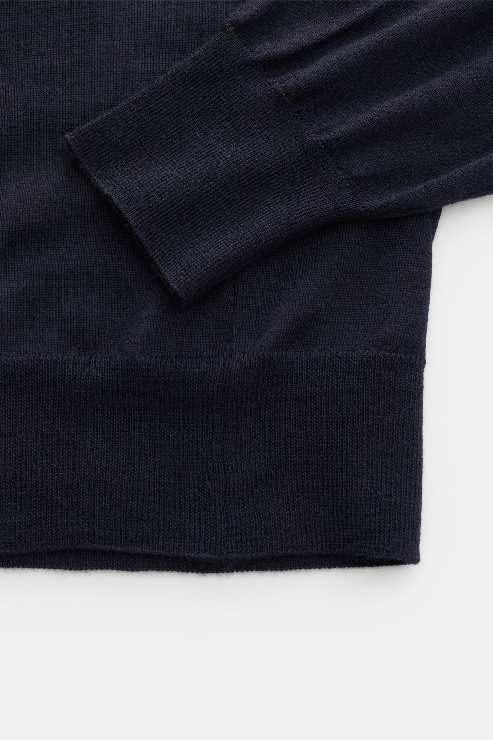 Close-up view of the Filippo de Laurentiis Crew neck jumper navy showing fine knit sleeve and ribbed hem in navy blue.

Summery knitwear: With this jumper in a fine silk-cashmere blend, FILIPPO DE LAURENTIIS presents a comfortably lightweight version t
