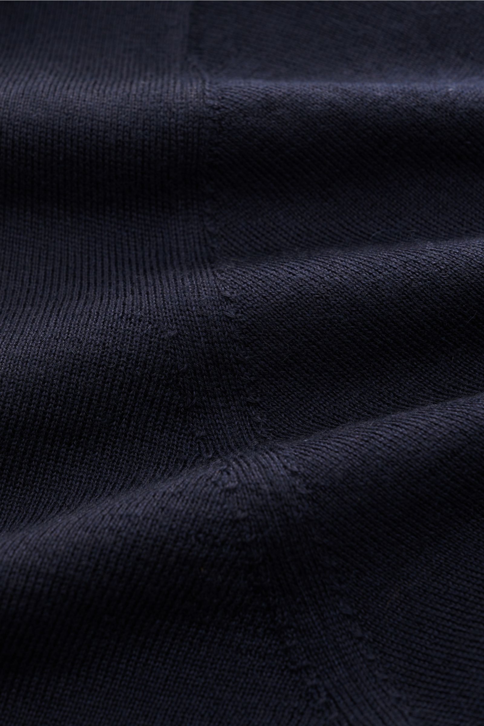 Close-up image of the fine knit fabric of the Filippo de Laurentiis Crew neck jumper navy, showing detailed stitching and texture from a top-down perspective. Summery knitwear: With this jumper in a fine silk-cashmere blend, FILIPPO DE LAURENTIIS prese