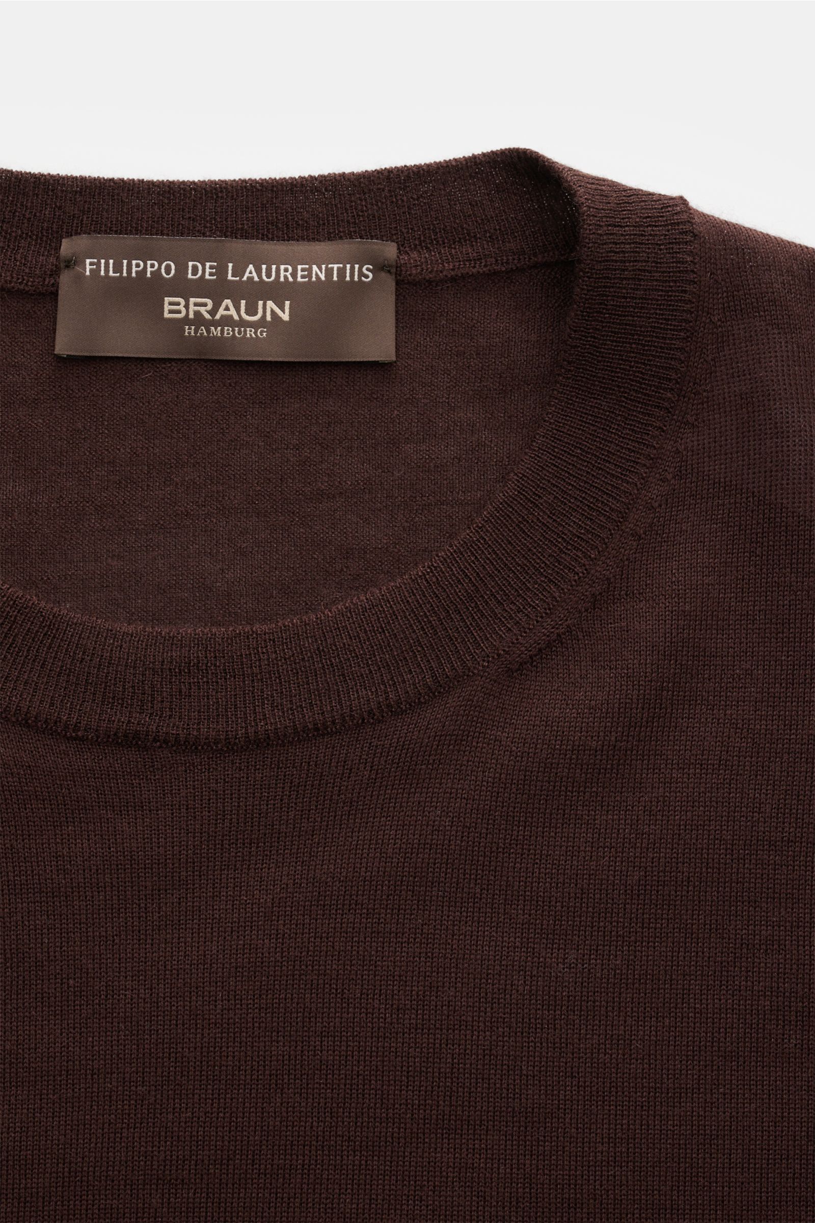 Close-up front view of the Filippo de Laurentiis Crew neck jumper dark brown, showing fine knit and ribbed bands.

Summery knitwear: With this jumper in a fine silk-cashmere blend, FILIPPO DE LAURENTIIS presents a comfortably lightweight version that f