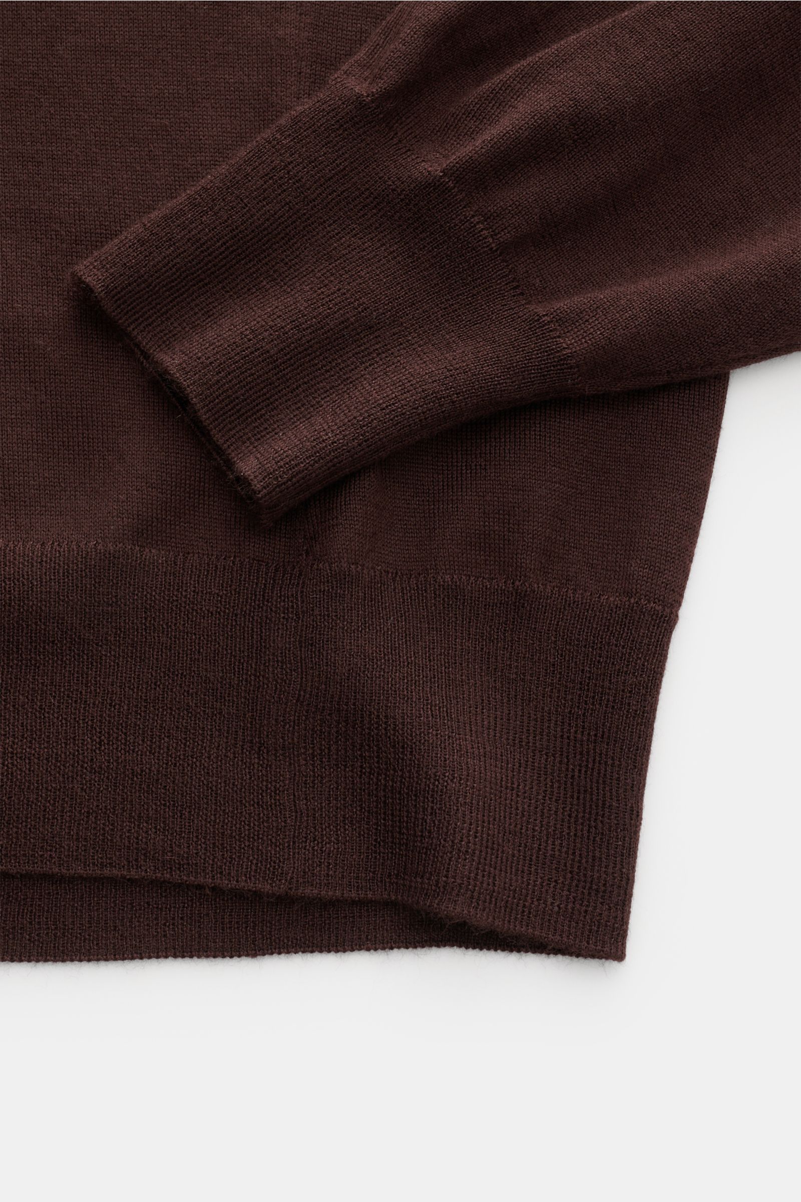 Close-up front view of Filippo de Laurentiis Crew neck jumper dark brown showing fine silk-cashmere knit, ribbed bands, and slim fit.

Summery knitwear: With this jumper in a fine silk-cashmere blend, FILIPPO DE LAURENTIIS presents a comfortably lightw