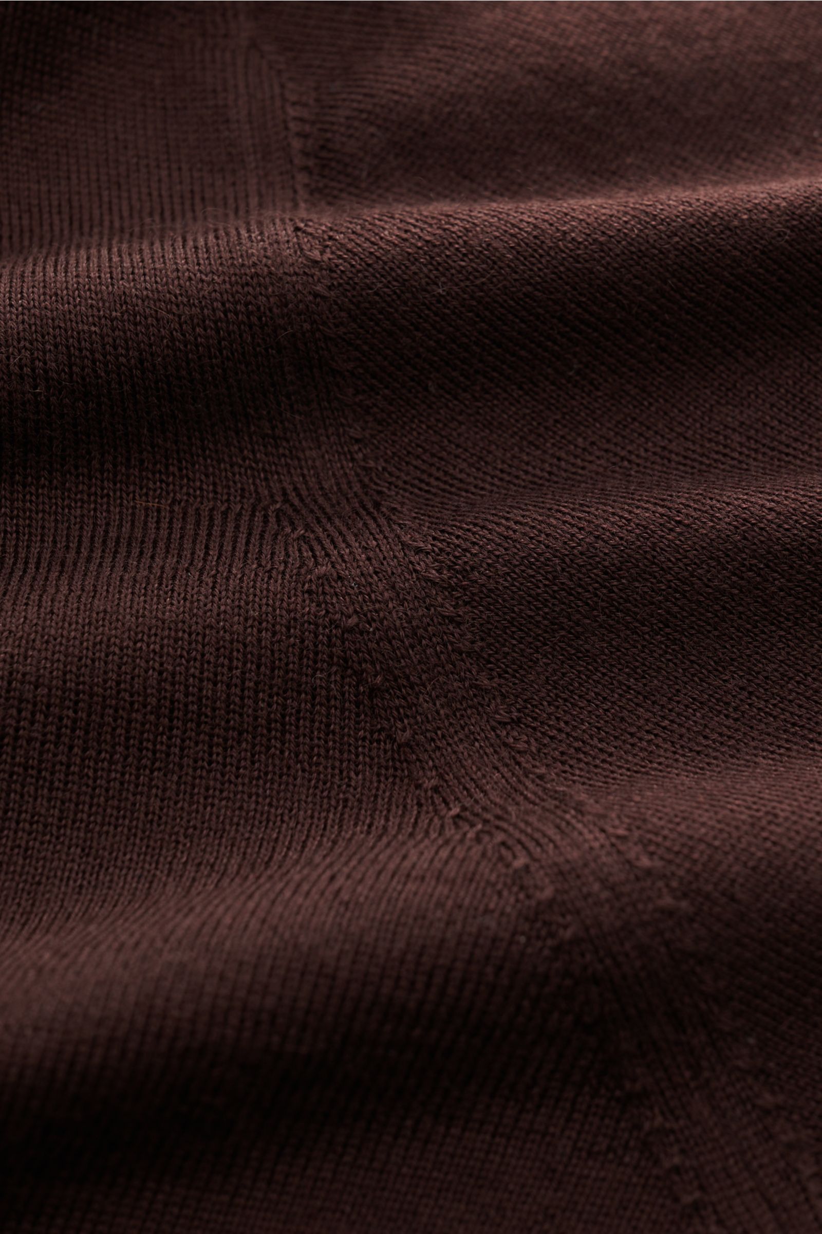 Close-up of the fine knit fabric and stitching of the Filippo de Laurentiis Crew neck jumper dark brown, photographed from above.

Description: Summery knitwear: With this jumper in a fine silk-cashmere blend, FILIPPO DE LAURENTIIS presents a comfortab