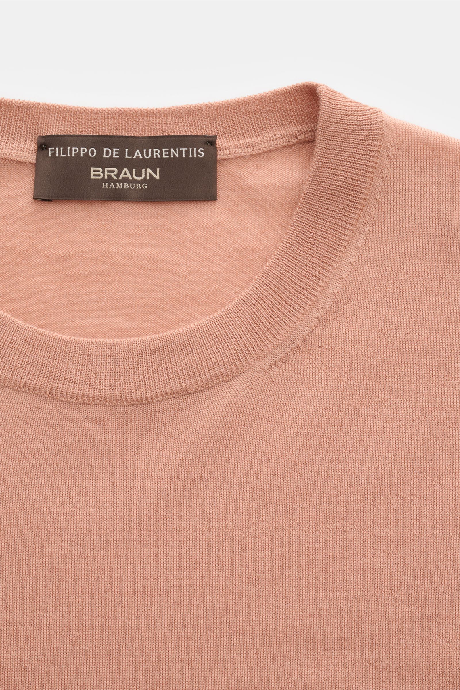 Close-up front view of the Filippo de Laurentiis Crew neck jumper apricot, showing fine knit texture and ribbed crew neck.

Summery knitwear: With this jumper in a fine silk-cashmere blend, FILIPPO DE LAURENTIIS presents a comfortably lightweight versi