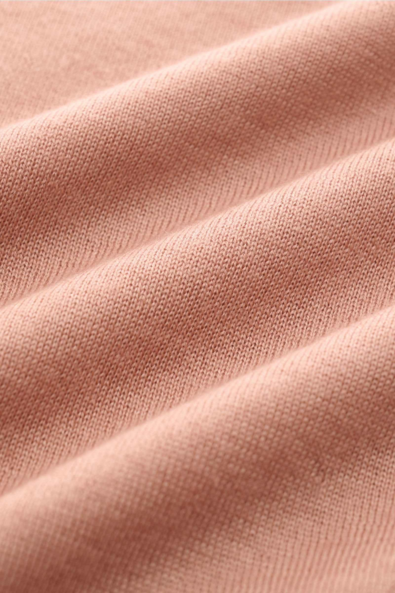 Close-up fabric texture of Filippo de Laurentiis Crew neck jumper apricot, photographed from a top angle showing fine knit and soft feel.

Summery knitwear: With this jumper in a fine silk-cashmere blend, FILIPPO DE LAURENTIIS presents a comfortably li