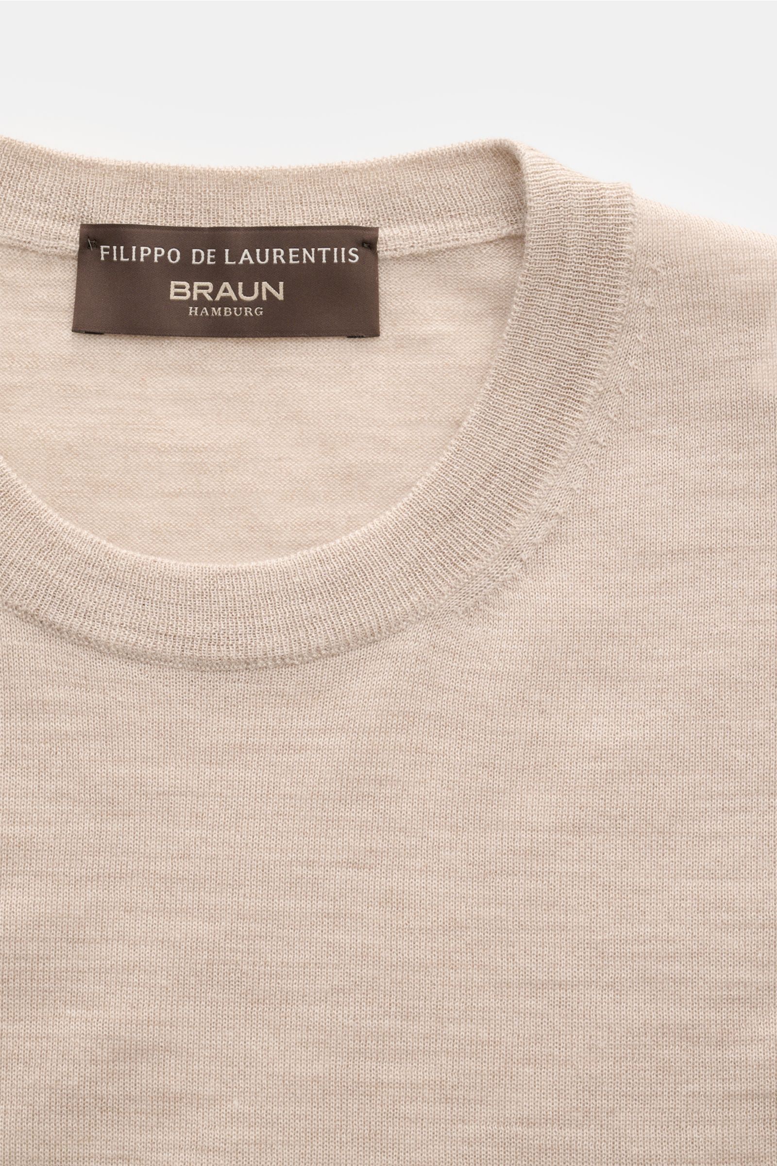 Close-up front view of Filippo de Laurentiis Crew neck jumper beige mottled, showing fine knit texture and ribbed crew neck.

Summery knitwear: With this jumper in a fine silk-cashmere blend, FILIPPO DE LAURENTIIS presents a comfortably lightweight ver