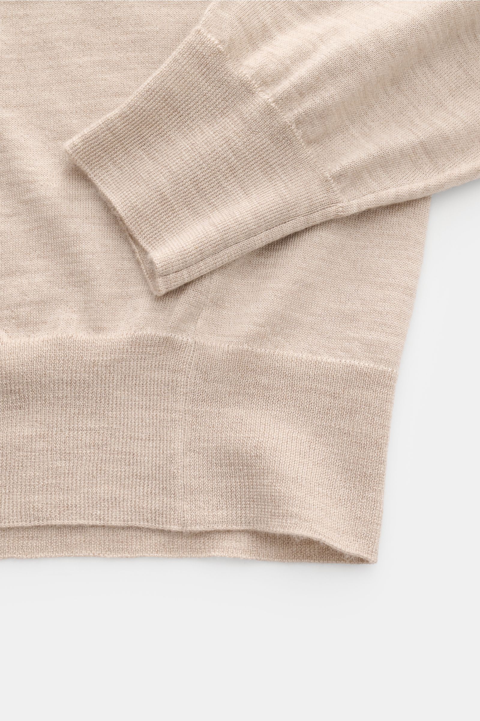 Close-up front view of the Filippo de Laurentiis Crew neck jumper beige mottled showing ribbed bands on sleeve and hem.

Summery knitwear: With this jumper in a fine silk-cashmere blend, FILIPPO DE LAURENTIIS presents a comfortably lightweight version 