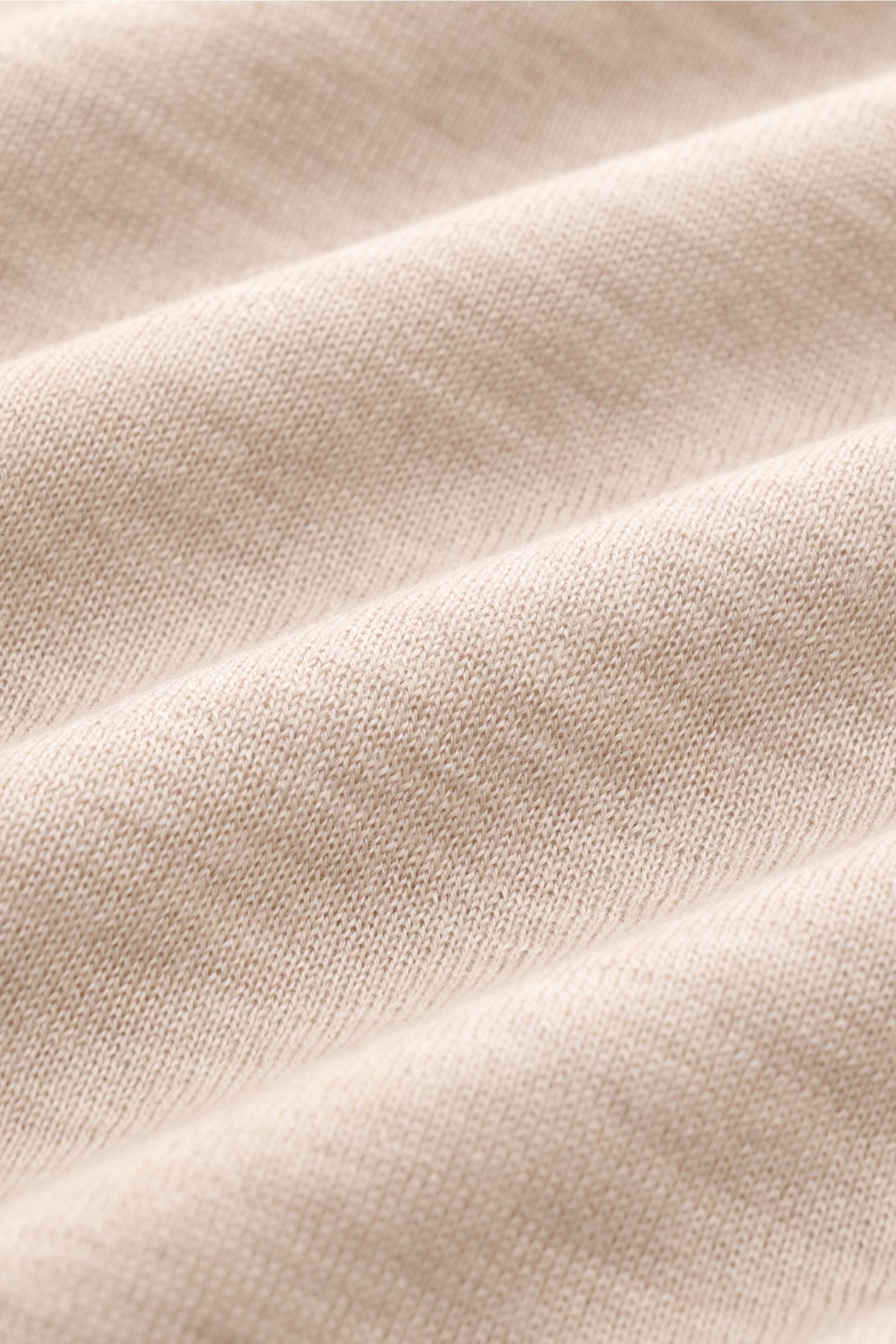 Close-up front view of the fine knit fabric of the Filippo de Laurentiis Crew neck jumper beige mottled, showcasing its smooth texture and soft feel.

Summery knitwear: With this jumper in a fine silk-cashmere blend, FILIPPO DE LAURENTIIS presents a co