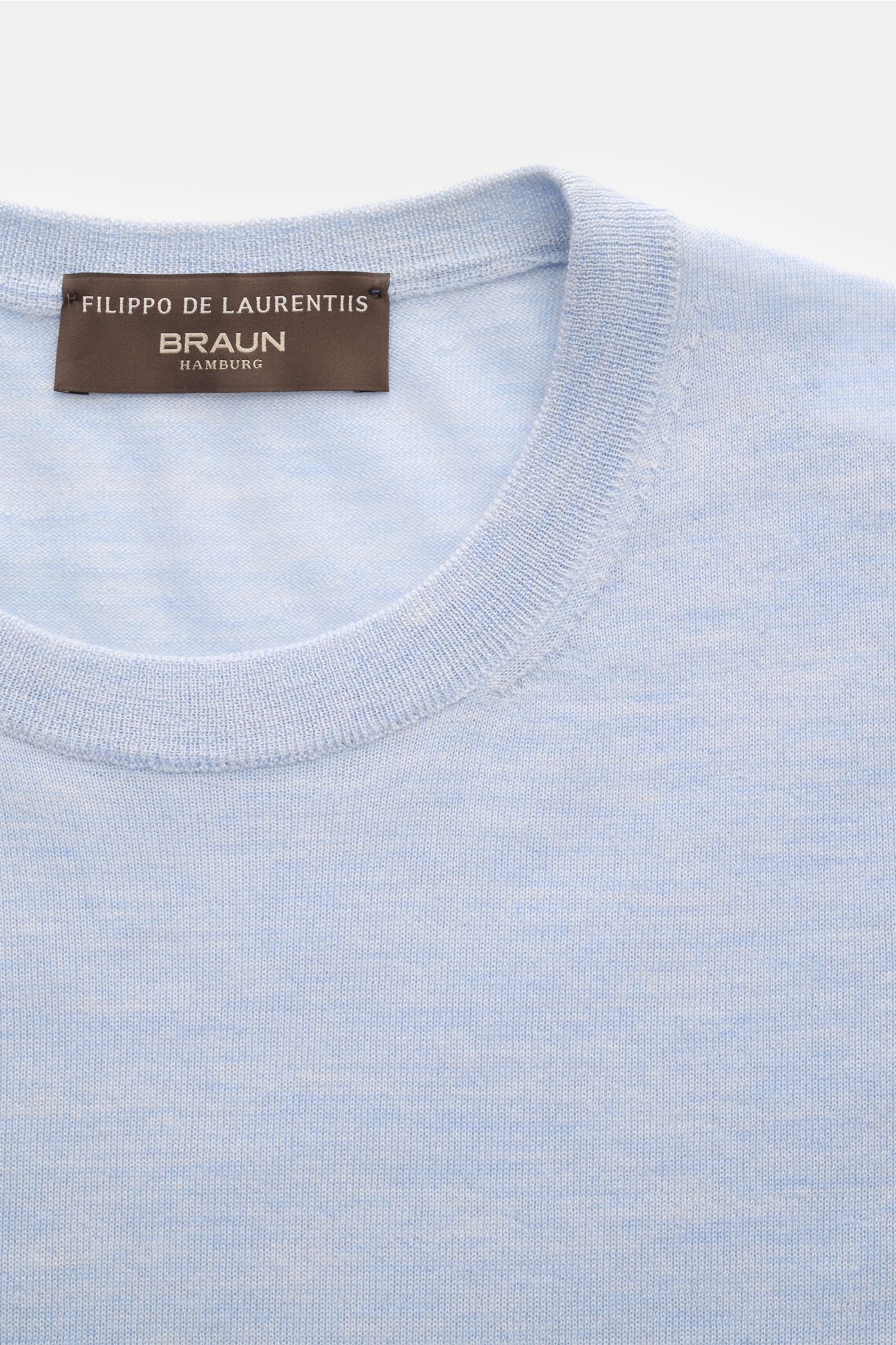 Close-up front view of Filippo de Laurentiis Crew neck jumper pastel blue mottled showing fine knit, slim fit, crew neck, and ribbed bands.

Summery knitwear: With this jumper in a fine silk-cashmere blend, FILIPPO DE LAURENTIIS presents a comfortably 