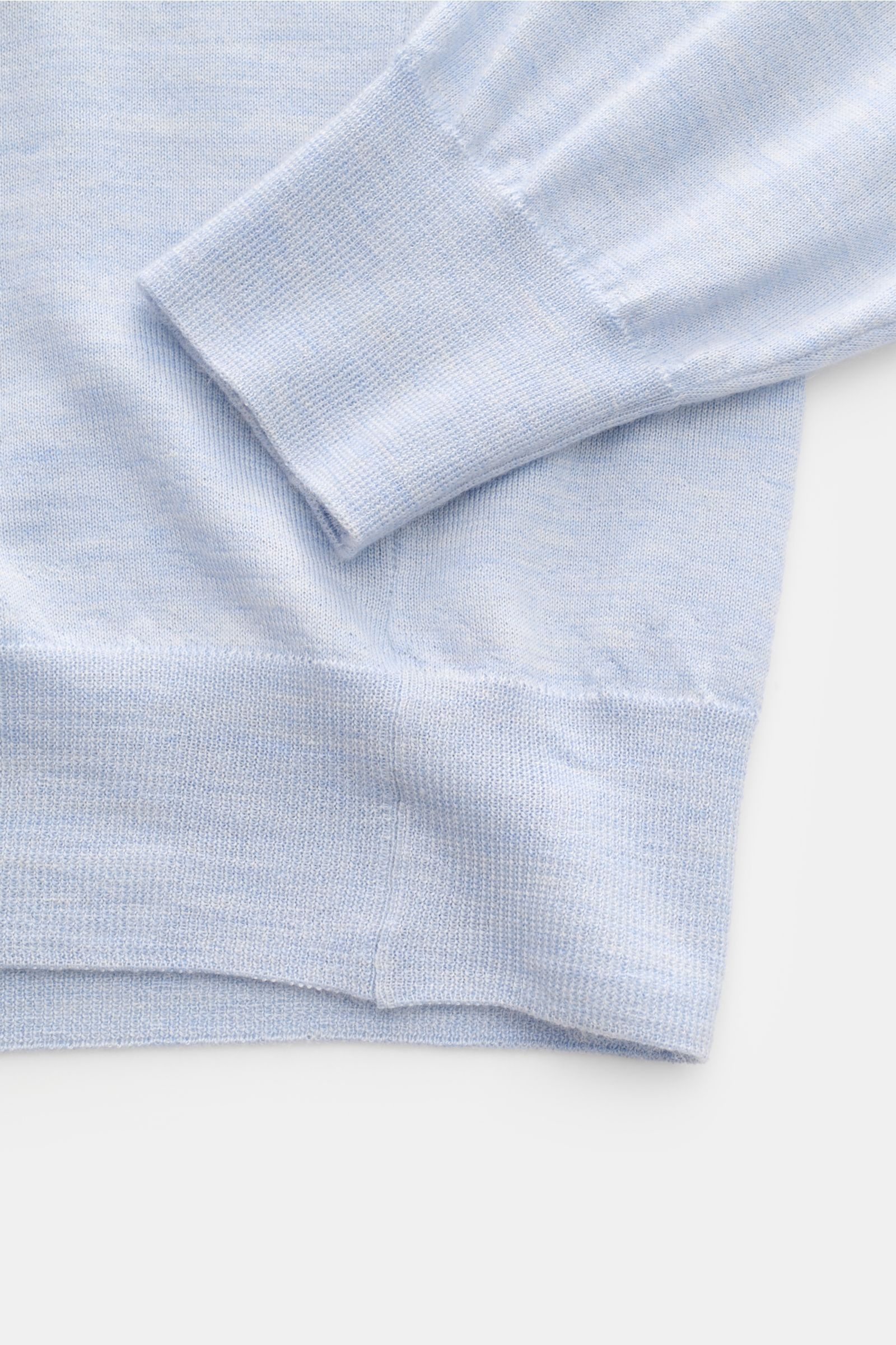 Close-up view of the sleeve and hem of the Filippo de Laurentiis Crew neck jumper pastel blue mottled, showcasing its fine knit texture and comfortable ribbed bands.

Summery knitwear: With this jumper in a fine silk-cashmere blend, FILIPPO DE LAURENTI