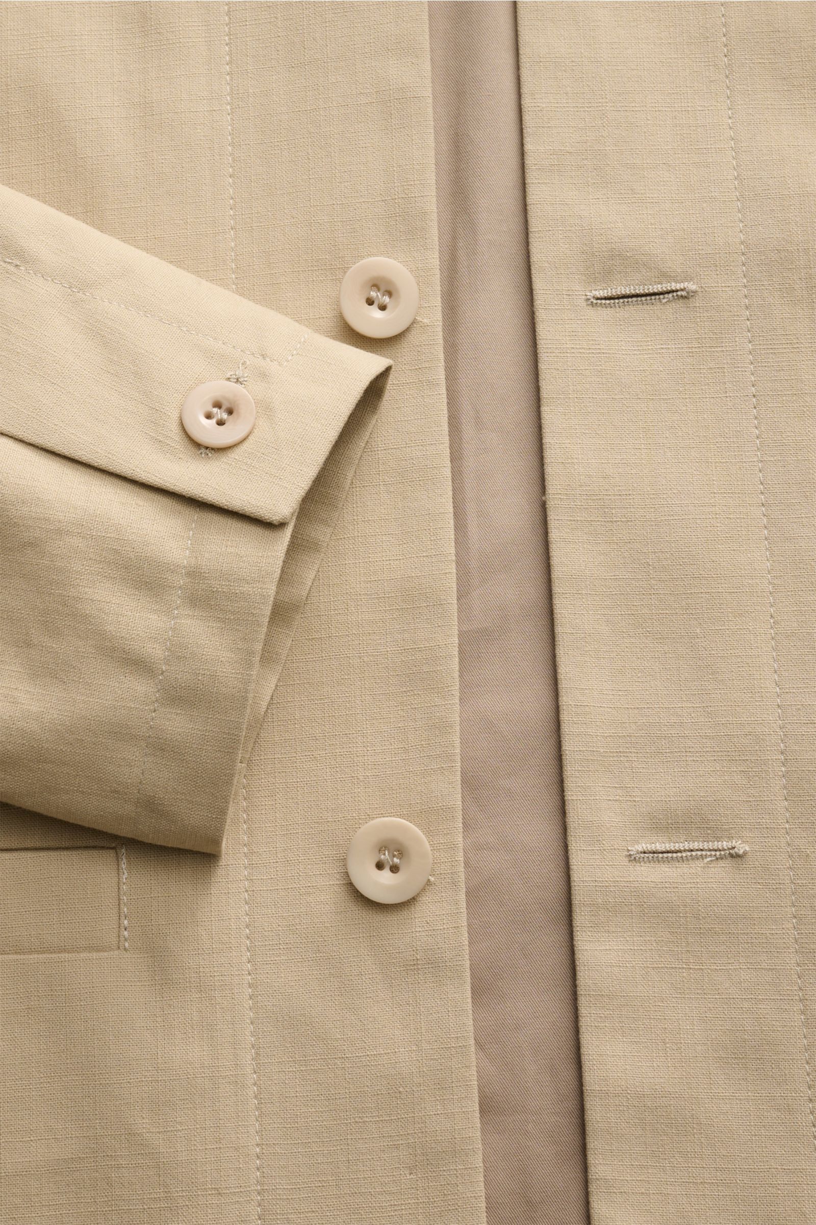 Close-up of A.P.C. Overshirt 'Rodney' beige, pure cotton, robust fabric, slim fit, button detail, and turn-down collar.